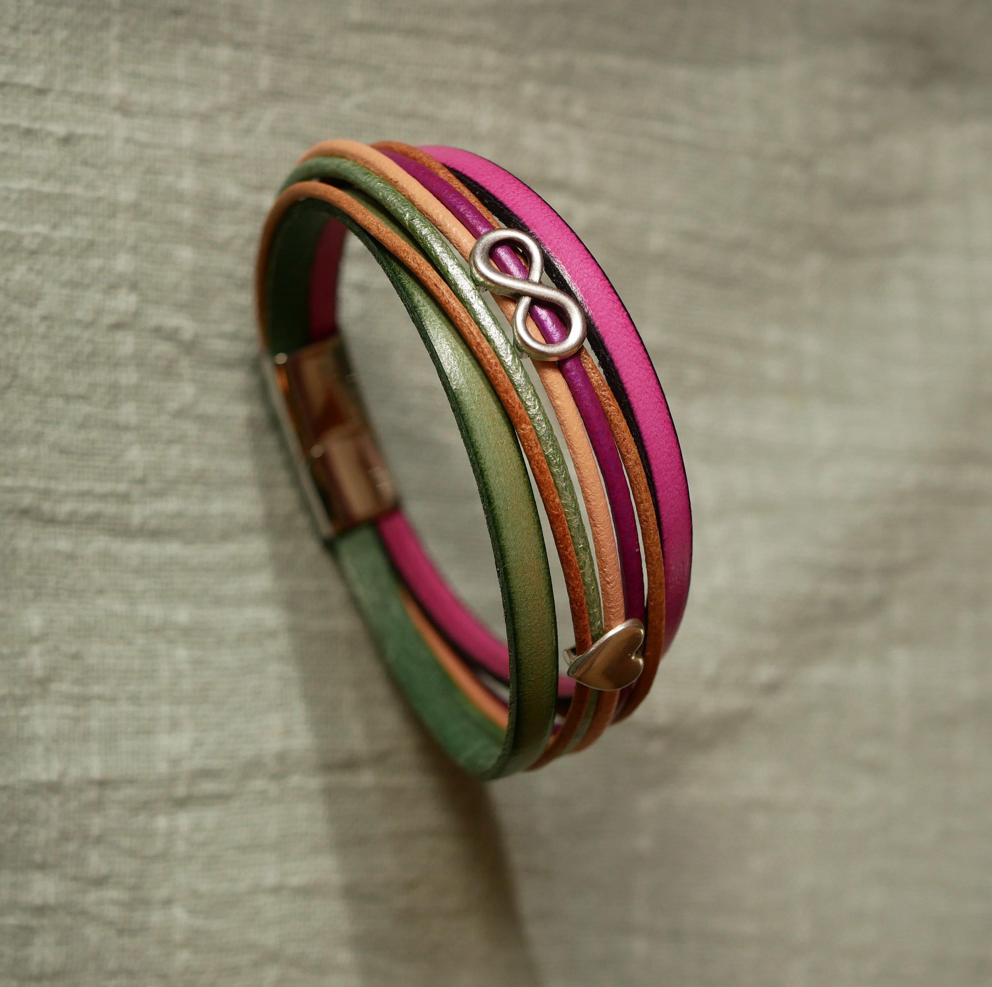 Fuchsia lederen manchet armband met 2 zilverkleurige lussen