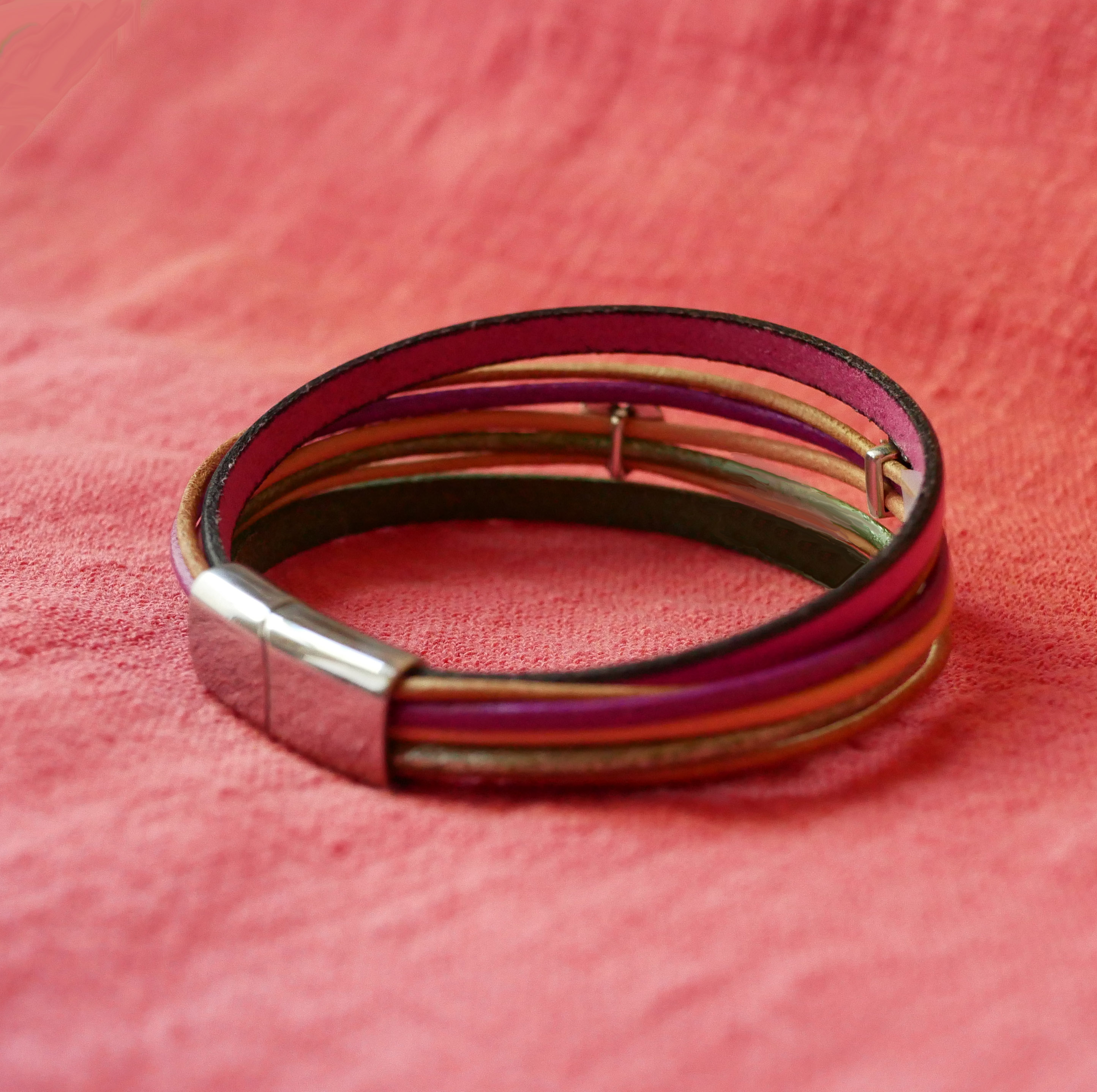 Fuchsia lederen manchet armband met 2 zilverkleurige lussen