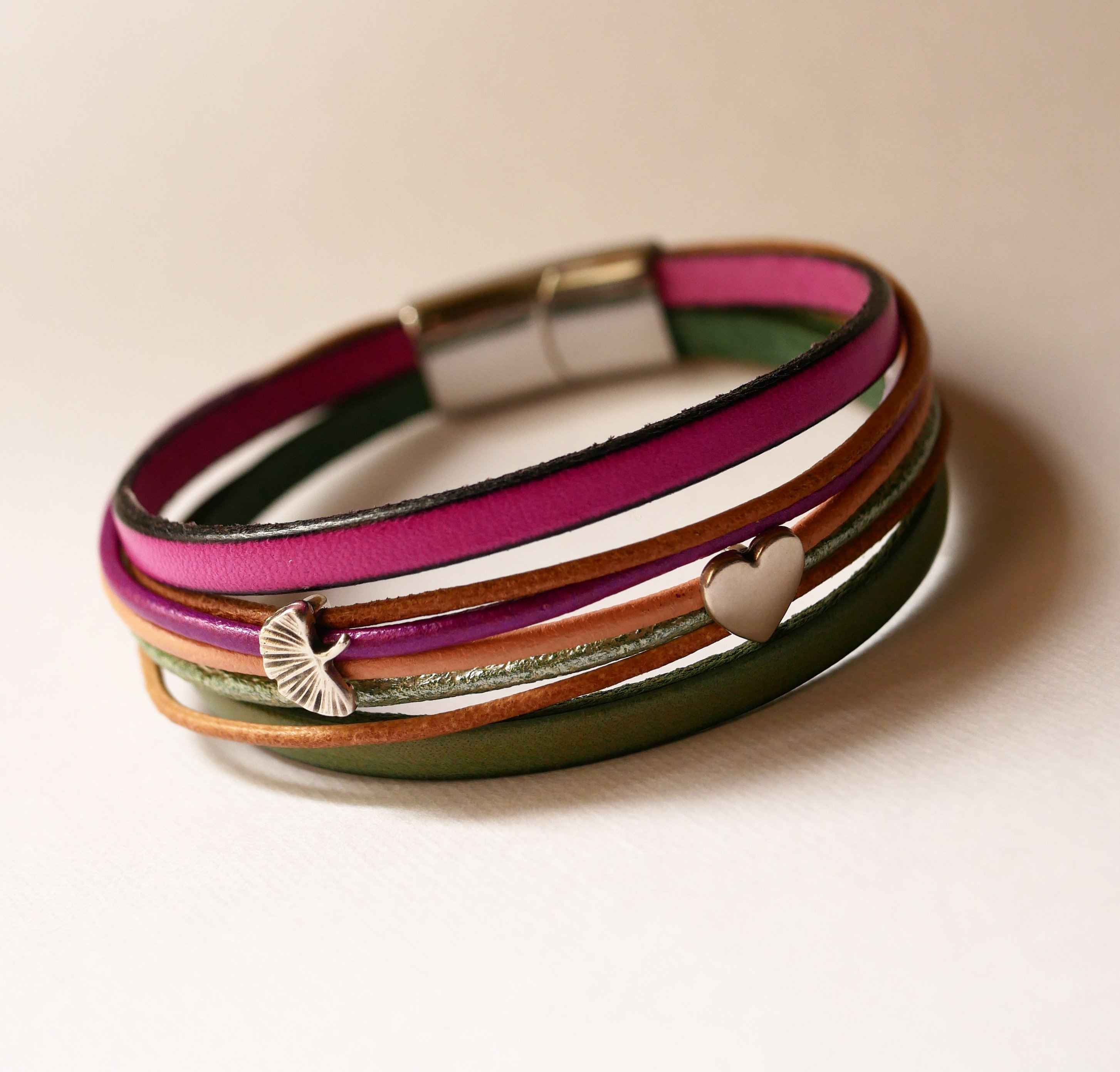 Fuchsia lederen manchet armband met 2 zilverkleurige lussen