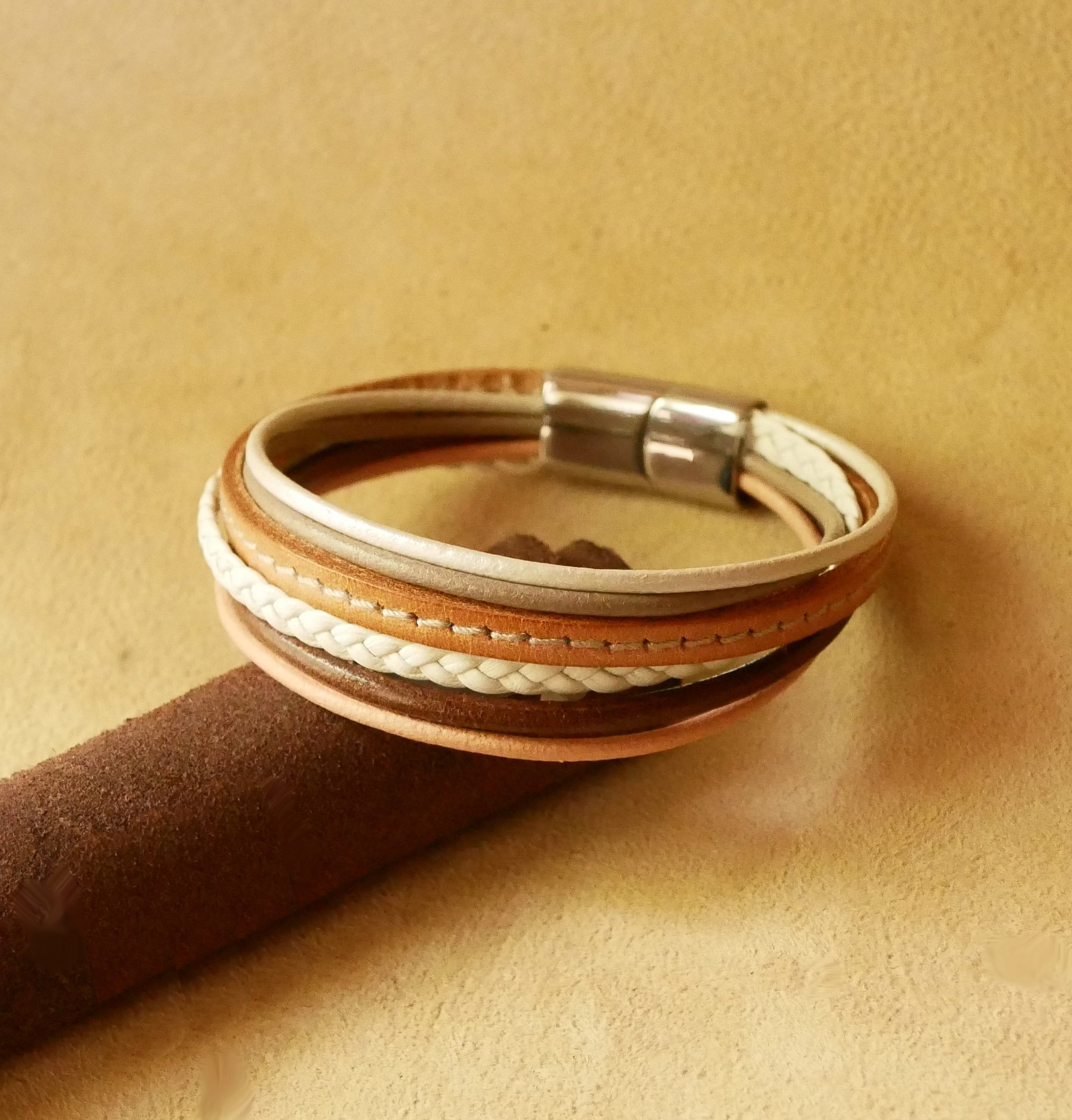 Multi lederen manchet armband voor dames in beige tinten