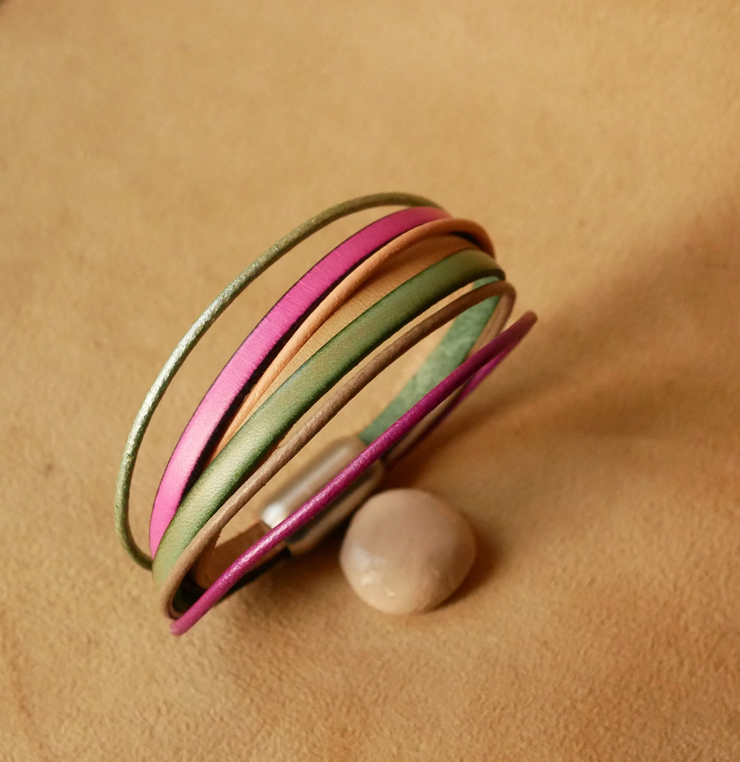 Damesarmband met meerdere leren manchetten in lentetinten