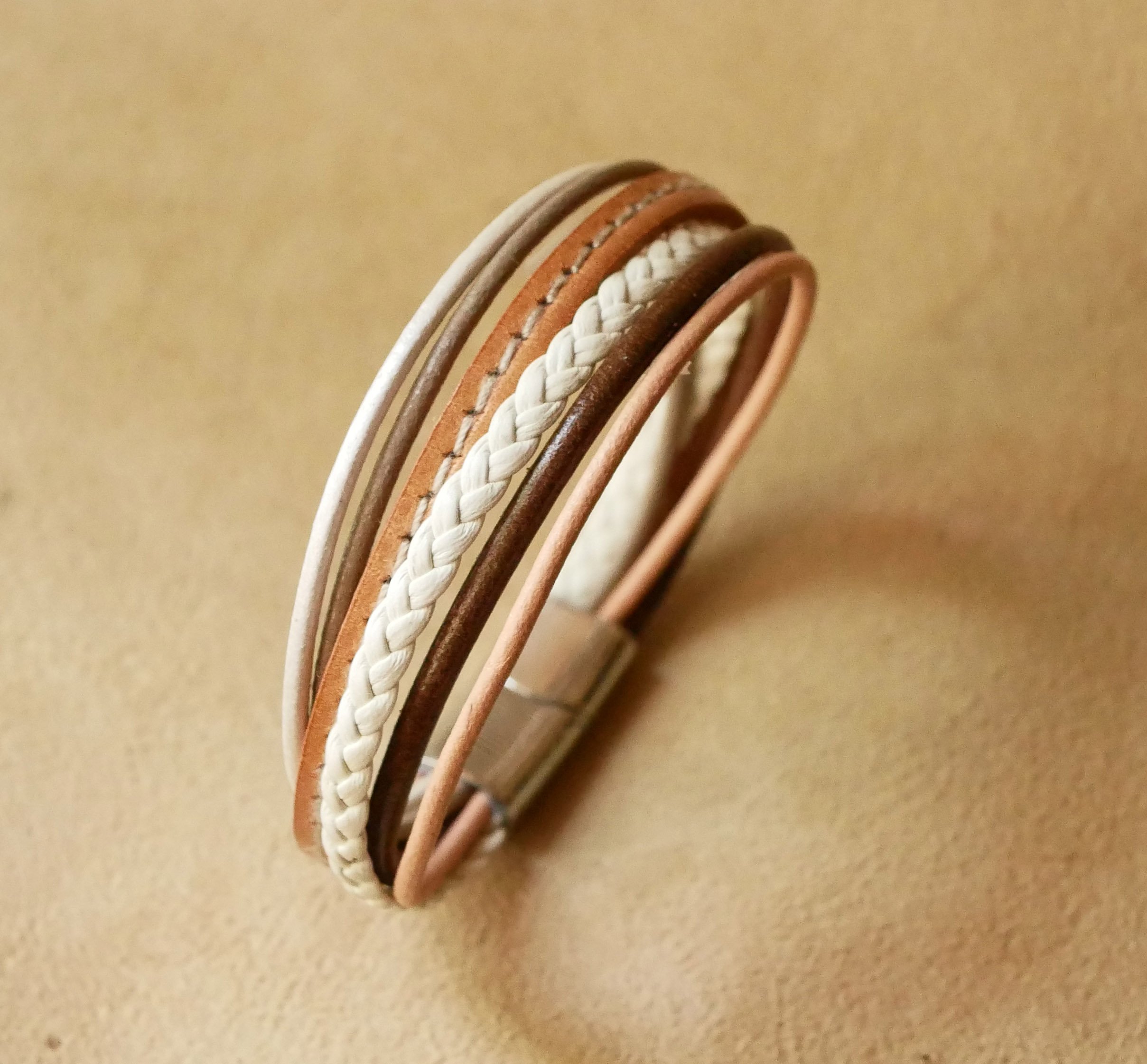 Multi lederen manchet armband voor dames in beige tinten