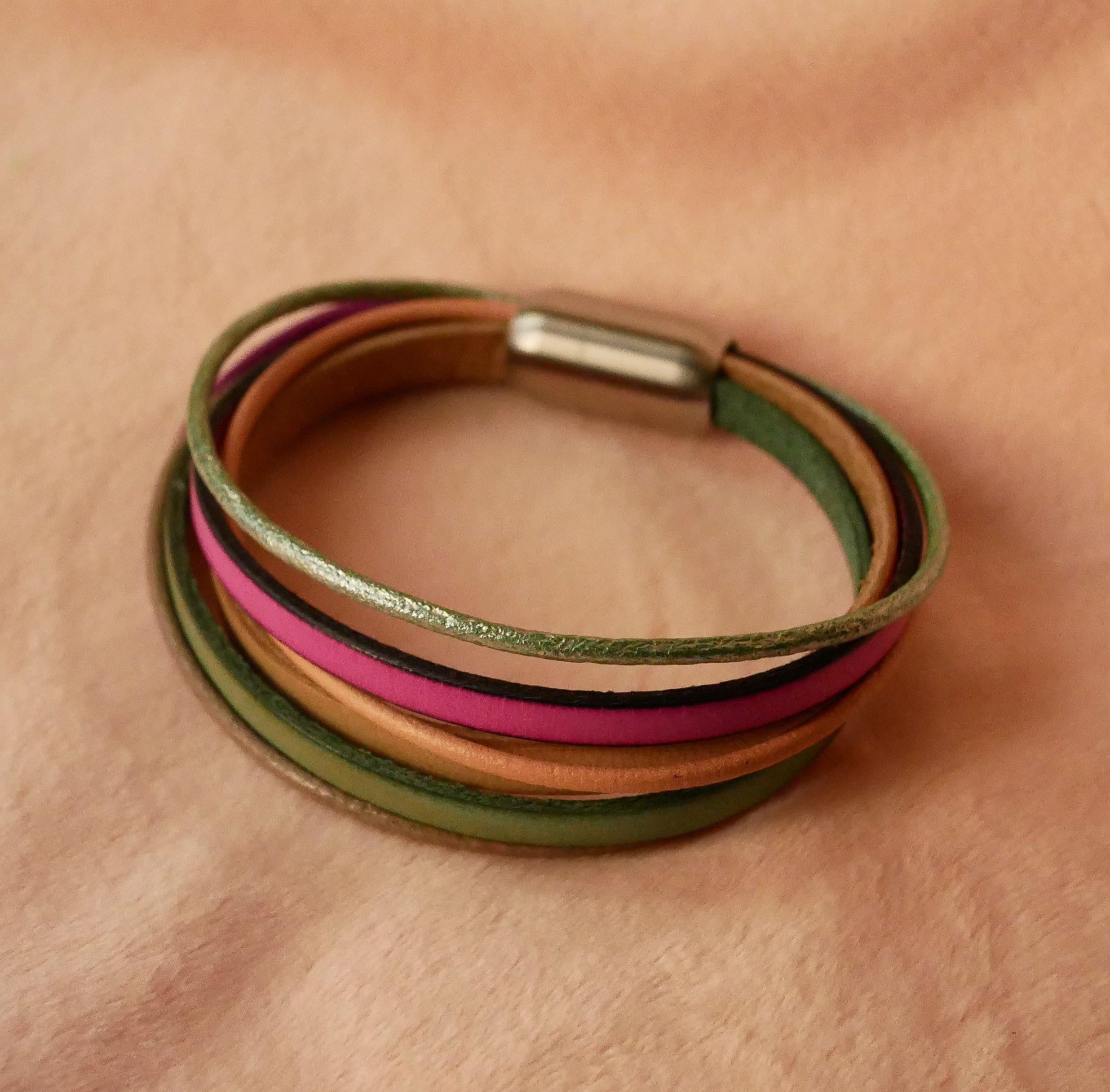 Damesarmband met meerdere leren manchetten in lentetinten