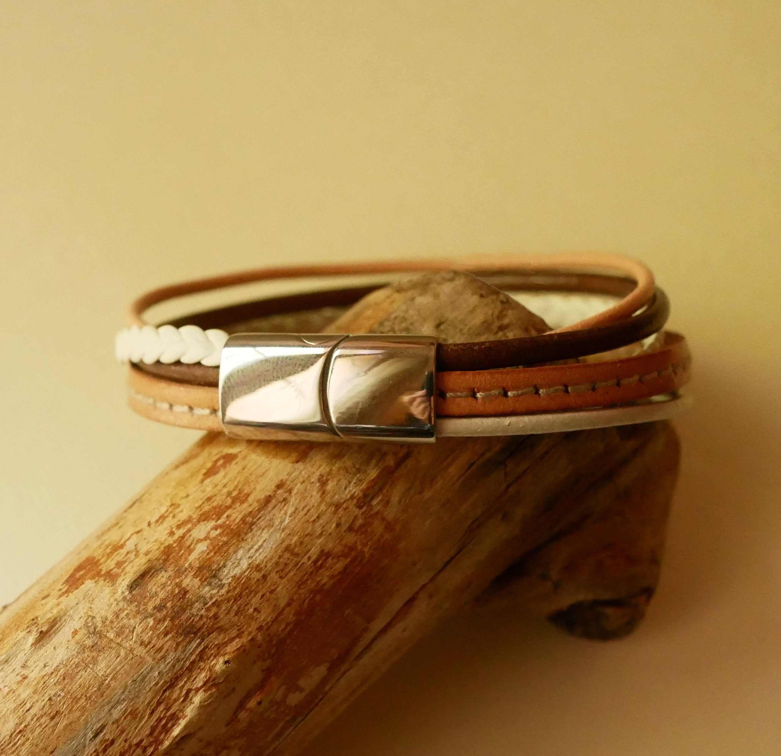 Multi lederen manchet armband voor dames in beige tinten