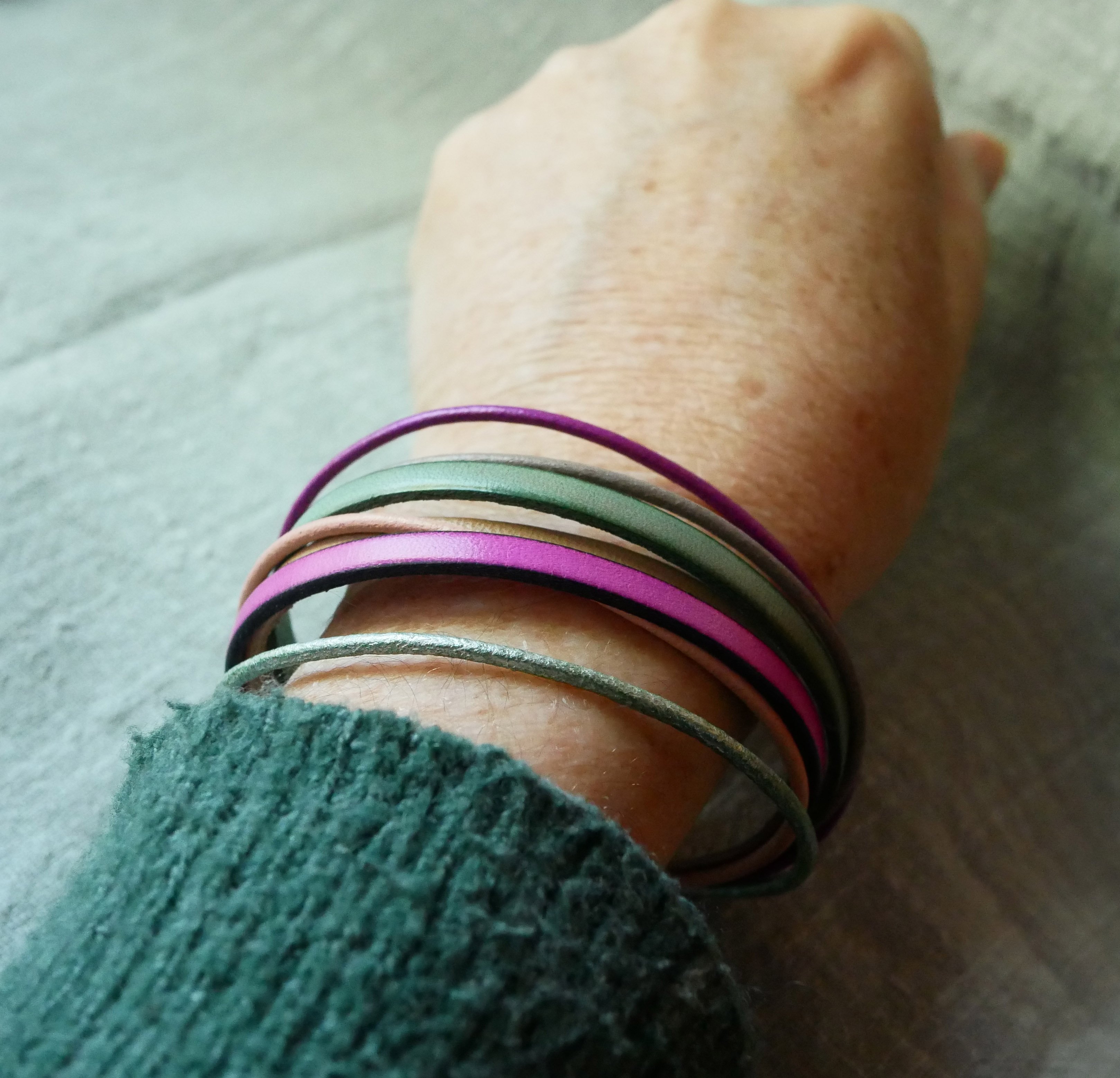 Damesarmband met meerdere leren manchetten in lentetinten