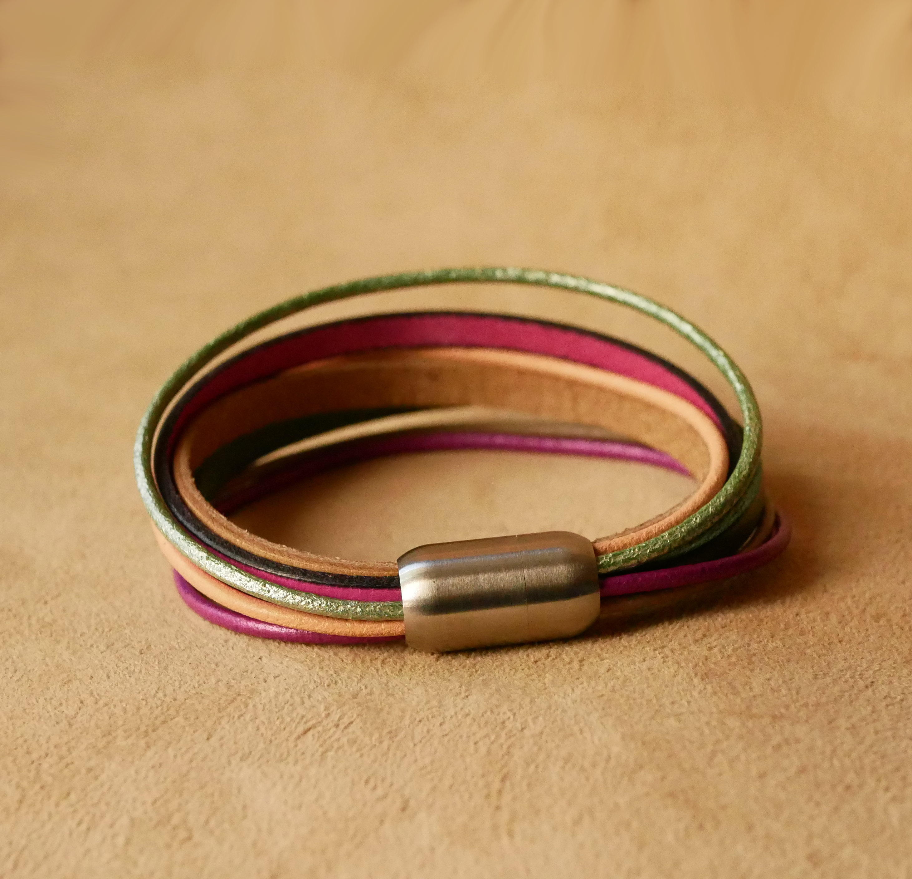 Damesarmband met meerdere leren manchetten in lentetinten
