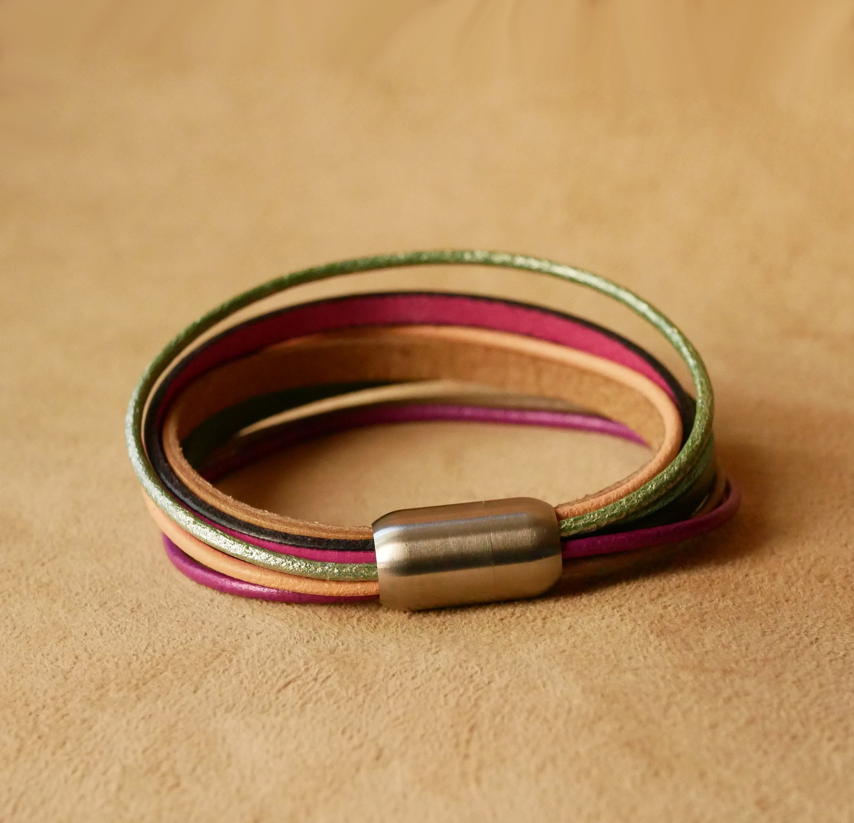 Damesarmband met meerdere leren manchetten in lentetinten
