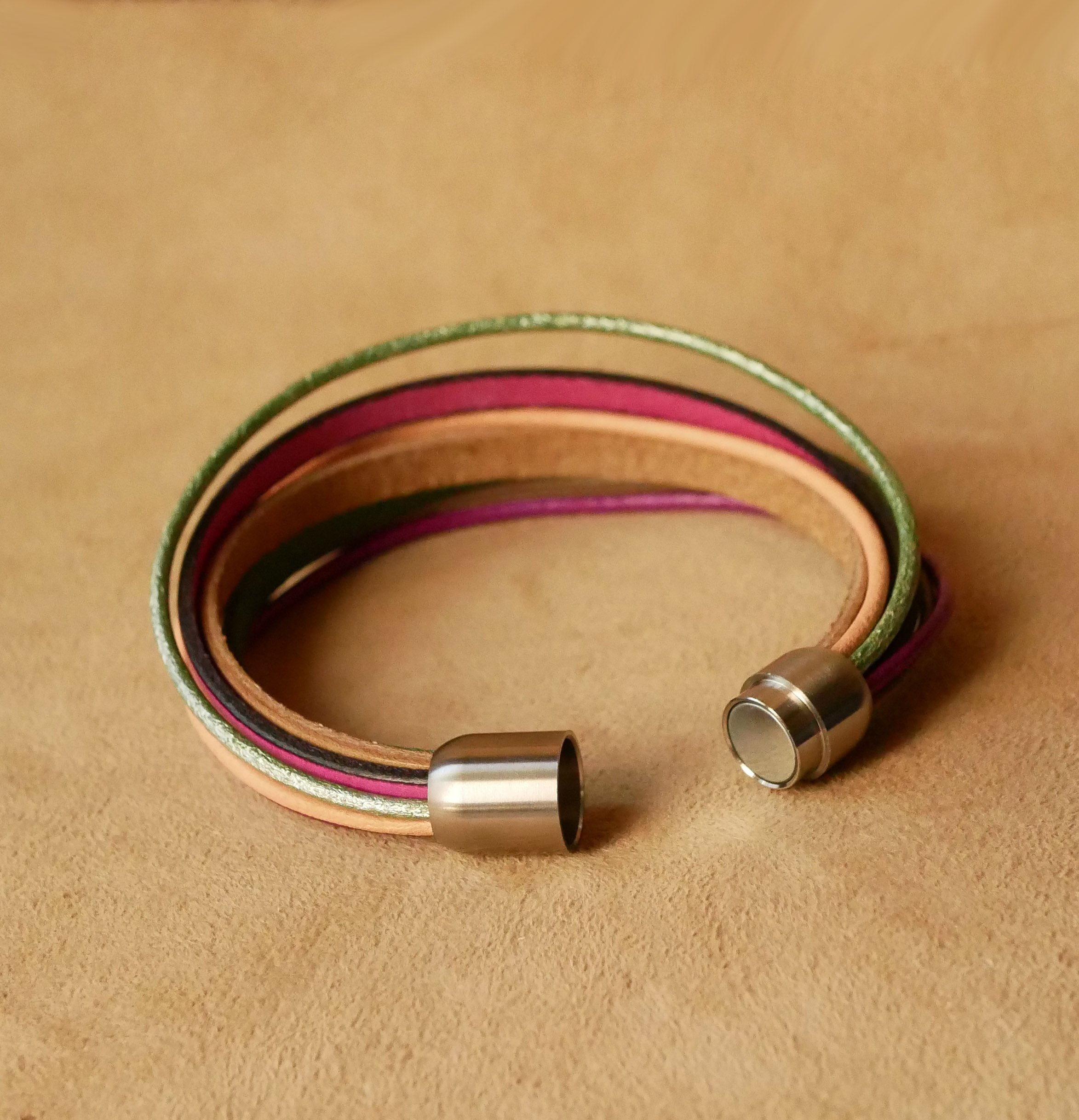 Damesarmband met meerdere leren manchetten in lentetinten