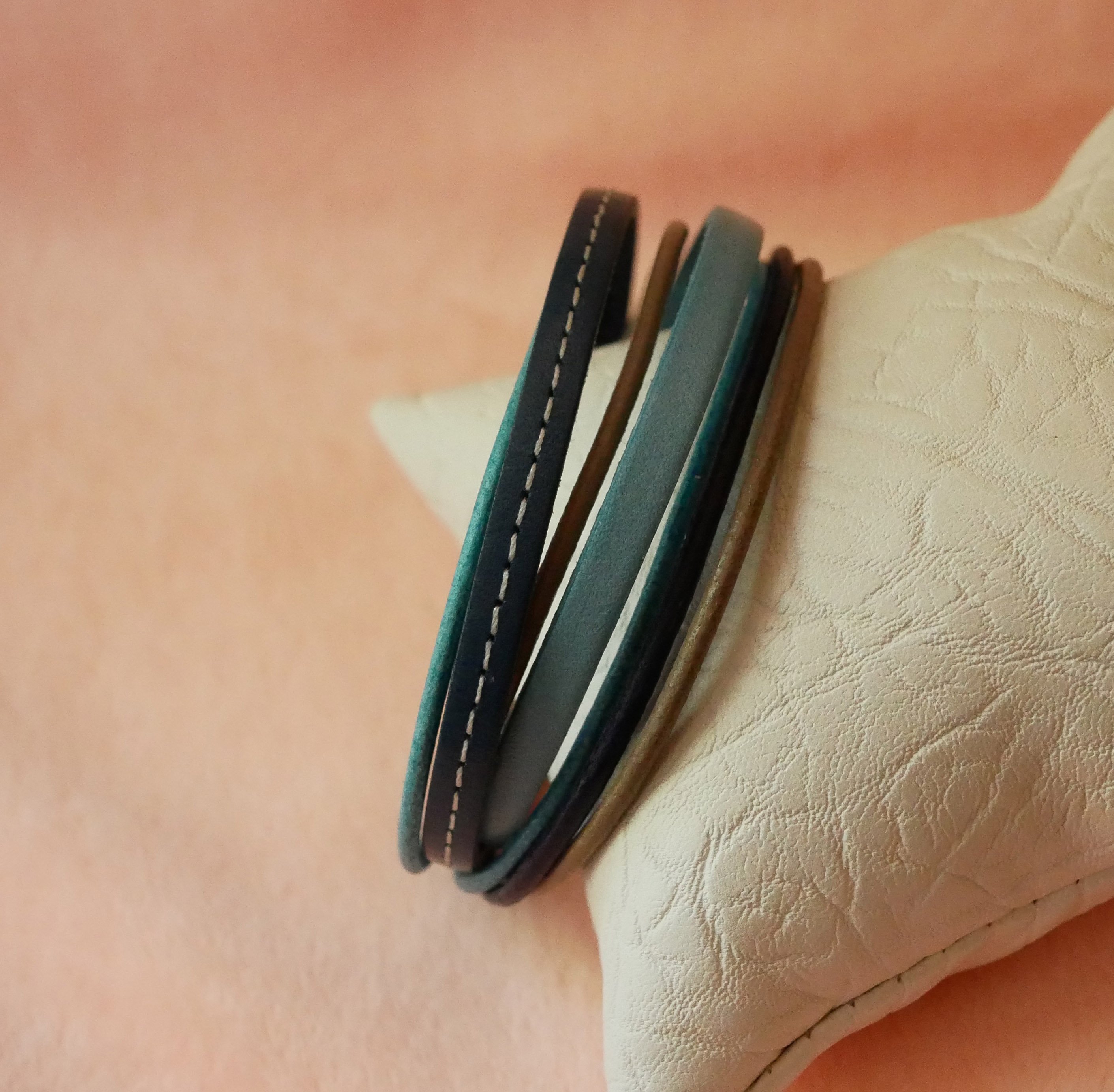 Multi lederen manchetarmband voor dames in blauwtinten