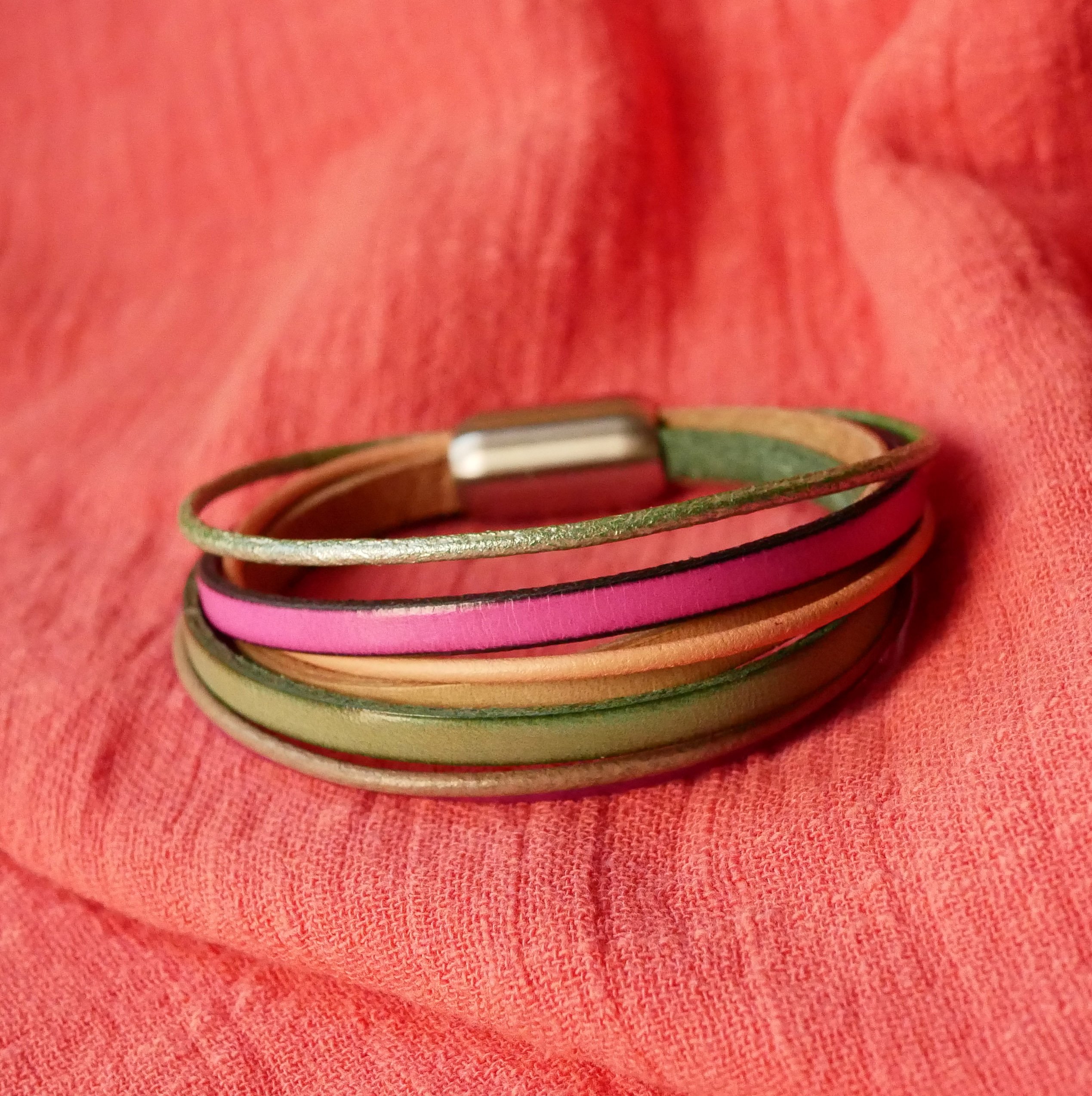 Damesarmband met meerdere leren manchetten in lentetinten