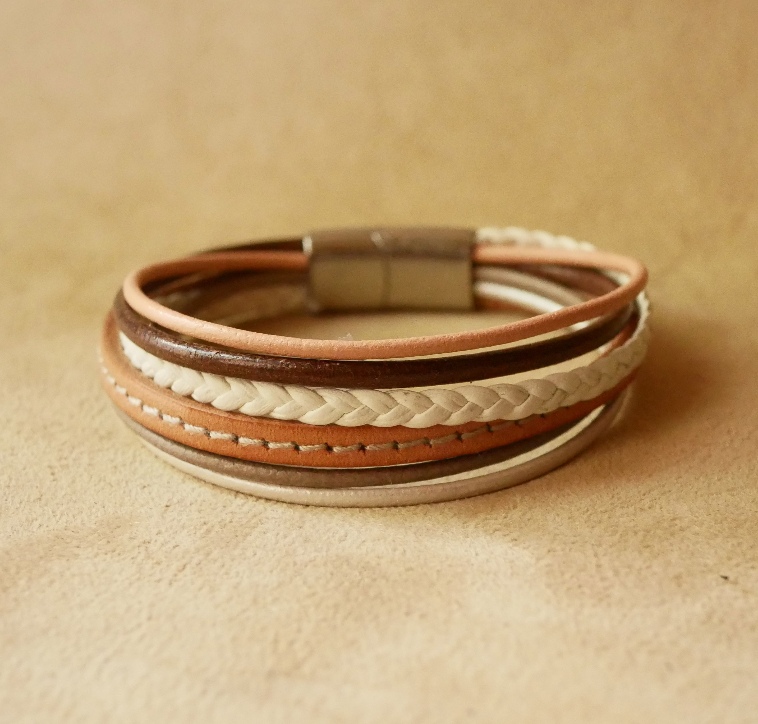 Multi lederen manchet armband voor dames in beige tinten