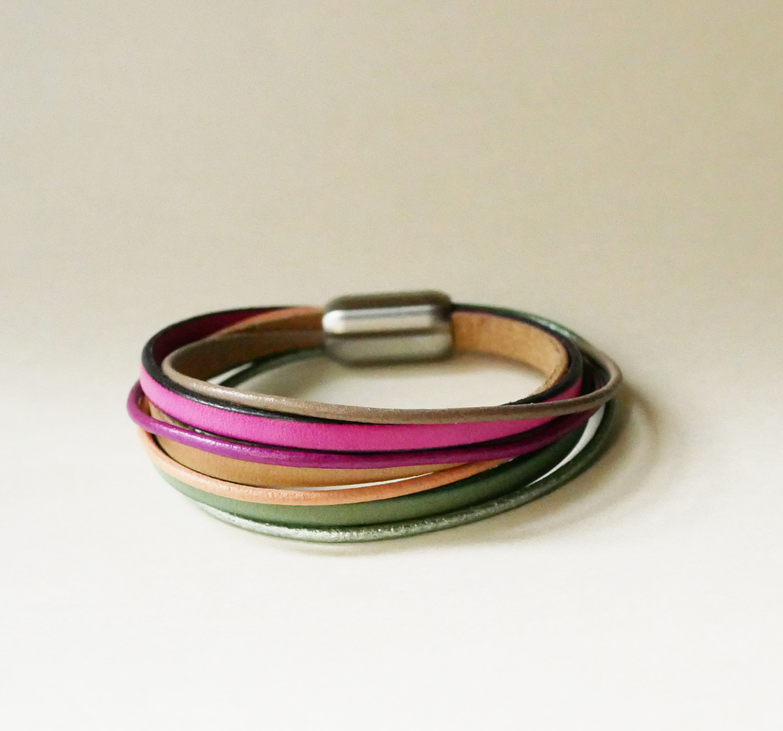 Damesarmband met meerdere leren manchetten in lentetinten
