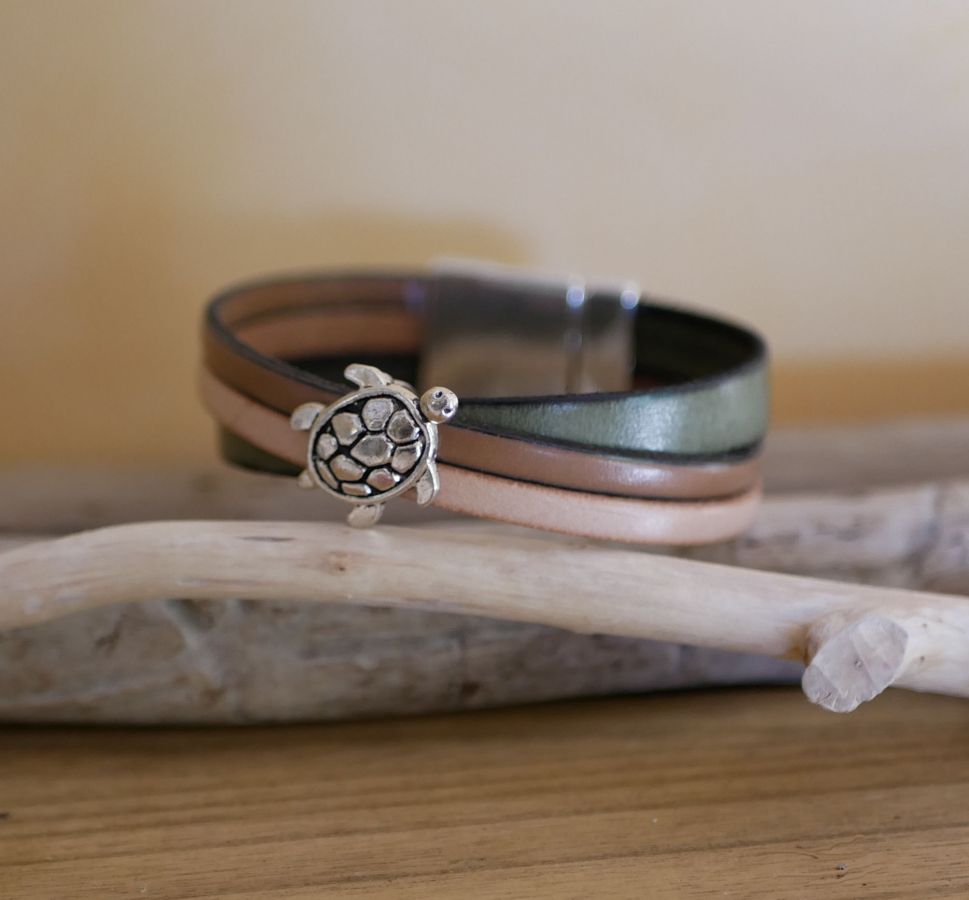 Multi lederen manchet armband met schildpad design en grote magnetische sluiting
