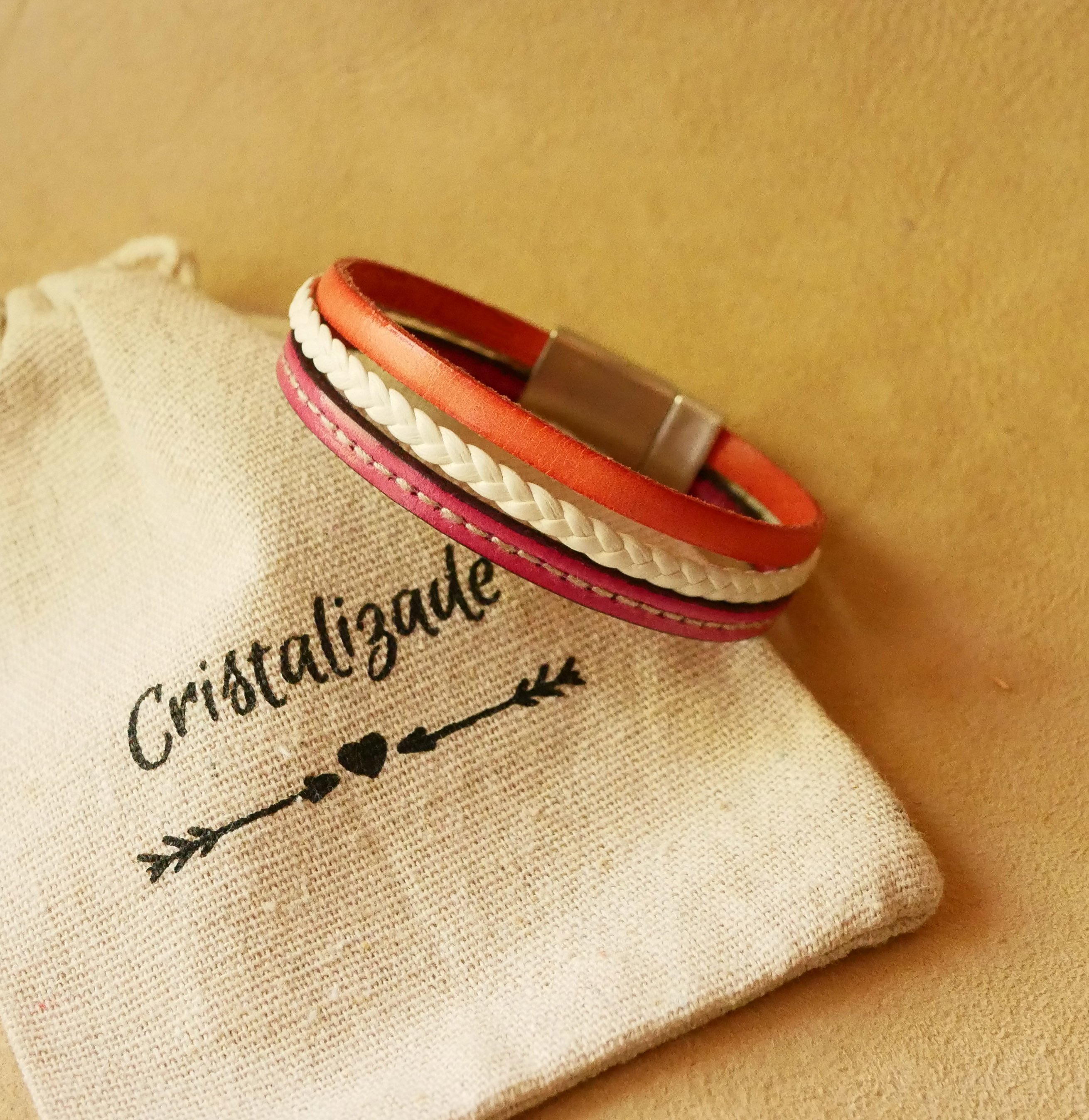 Witte en koraalkleurige gevlochten manchetarmband