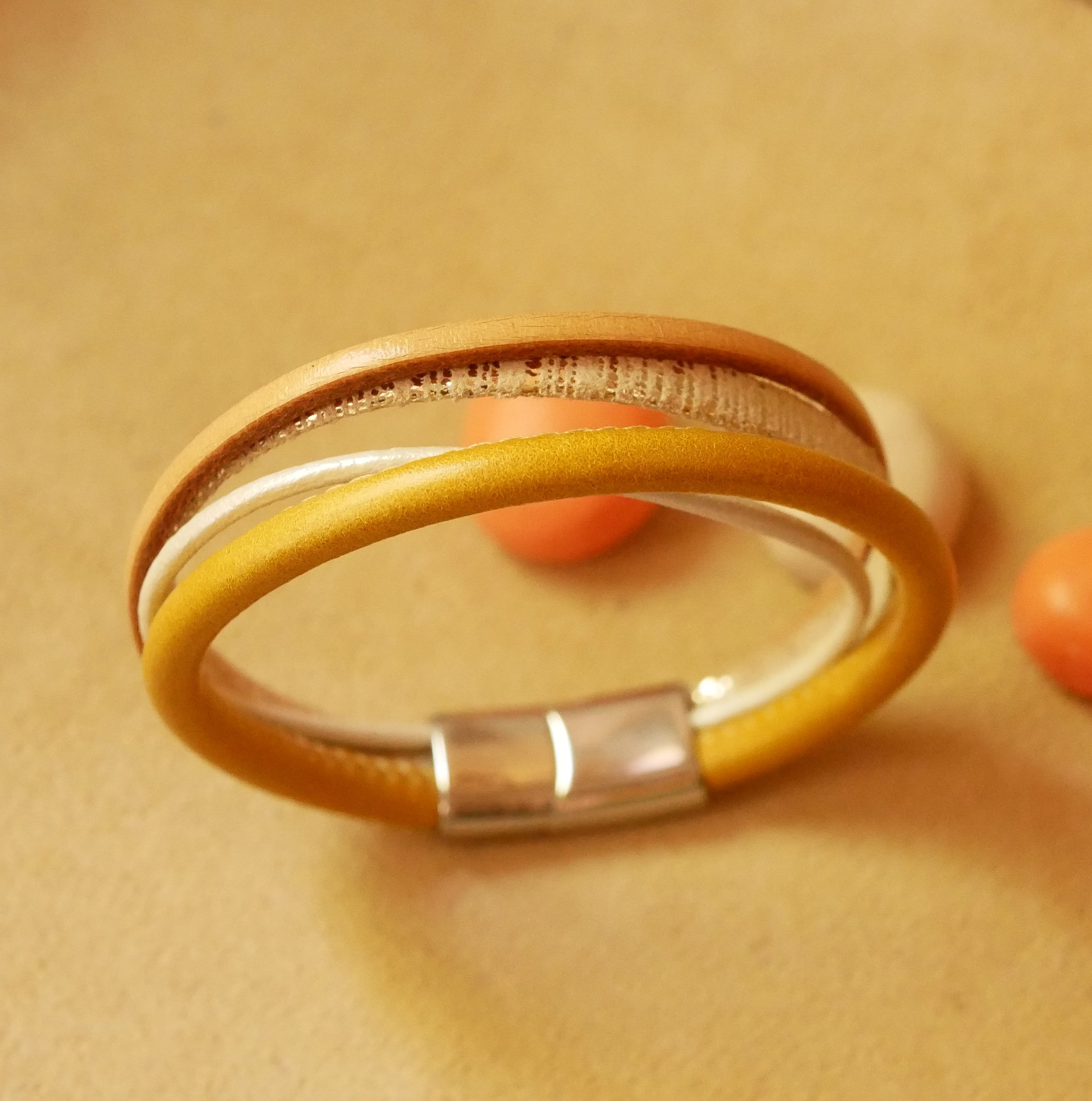 Beige en gouden manchetarmband van meervoudig leer