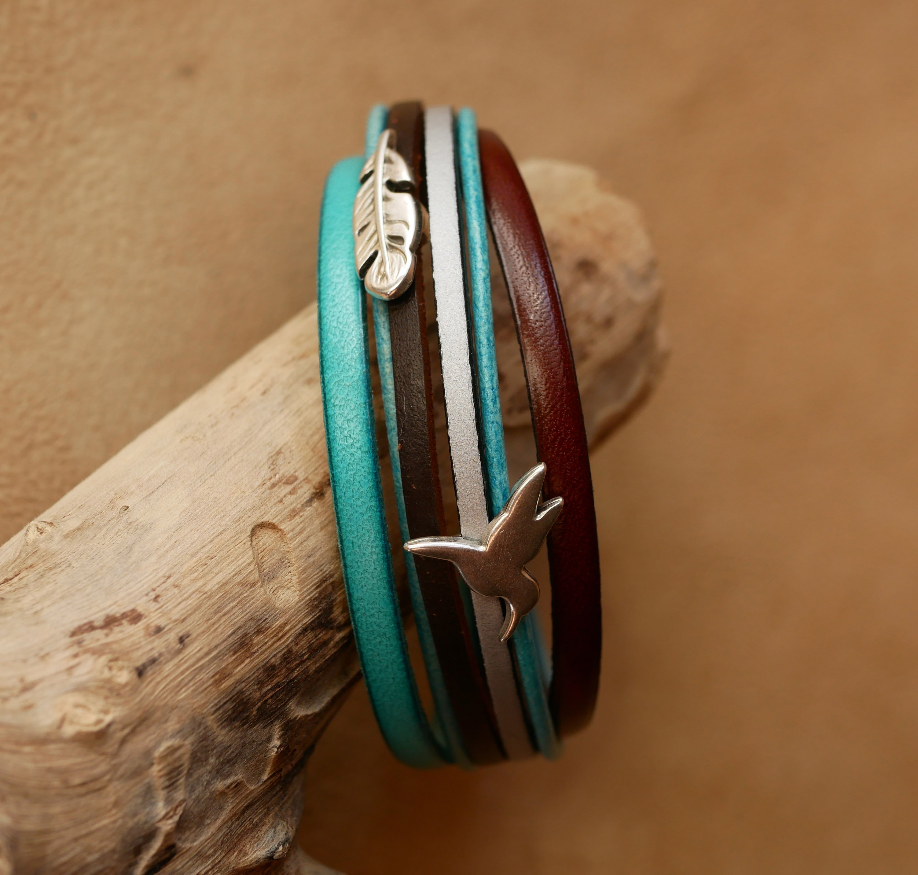 Turquoise en bruine manchet armband met 2 verzilverde lussen
