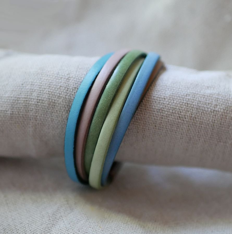 Multi-lederen manchetarmband in pastelkleuren