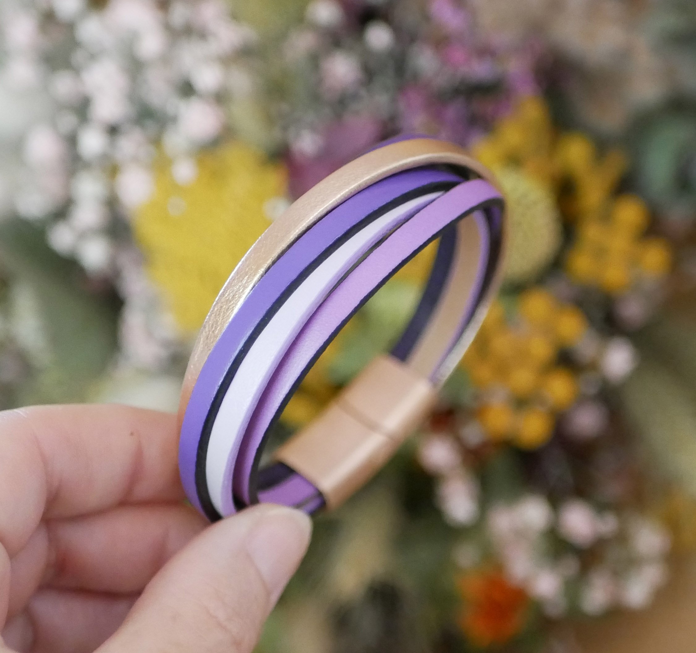Multi-lederen manchetarmband in violet- en roségoudkleuren