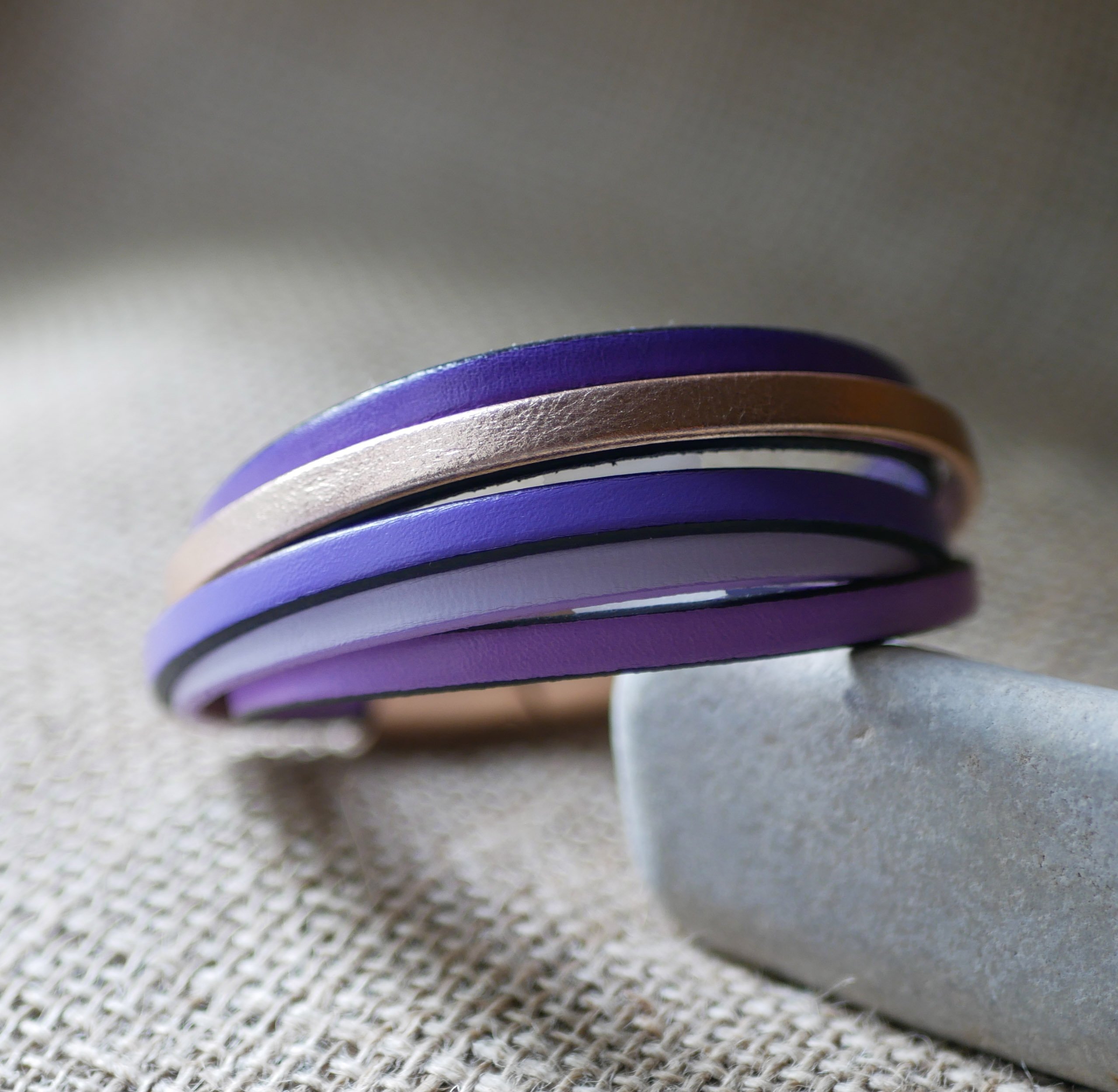 Multi-lederen manchetarmband in violet- en roségoudkleuren