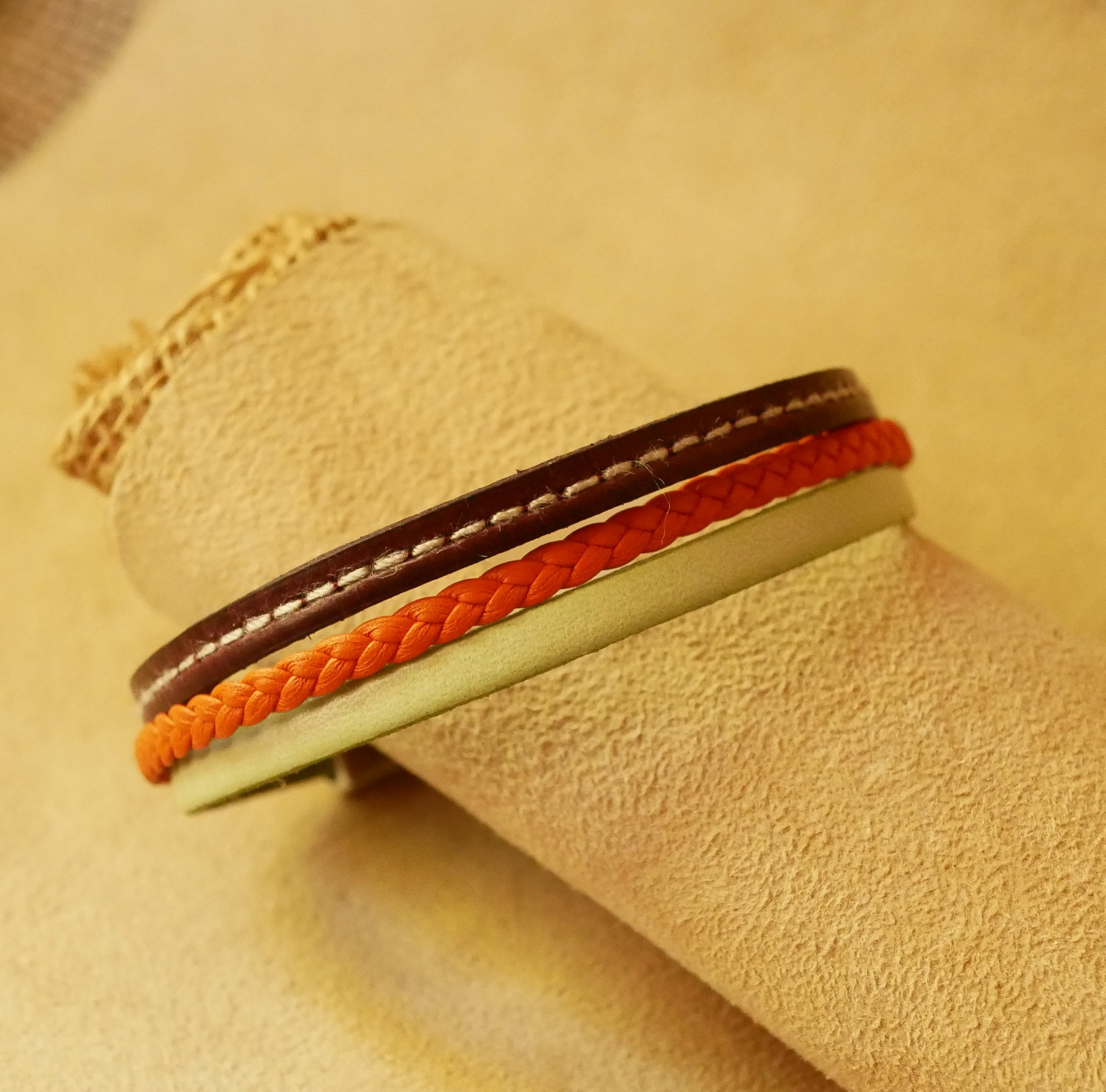 Multileather manchetarmband met amandel, oranje vlecht en bordeaux stiksel