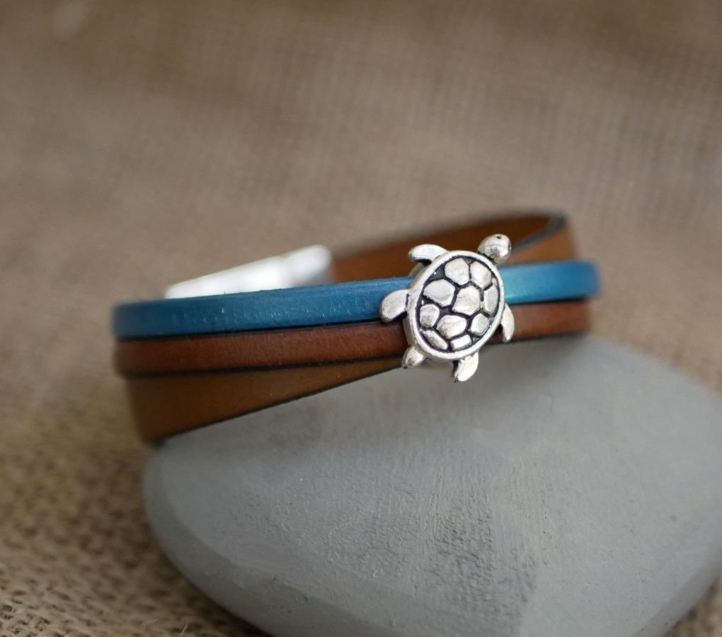 Multi lederen manchet armband met schildpad design en grote magnetische sluiting