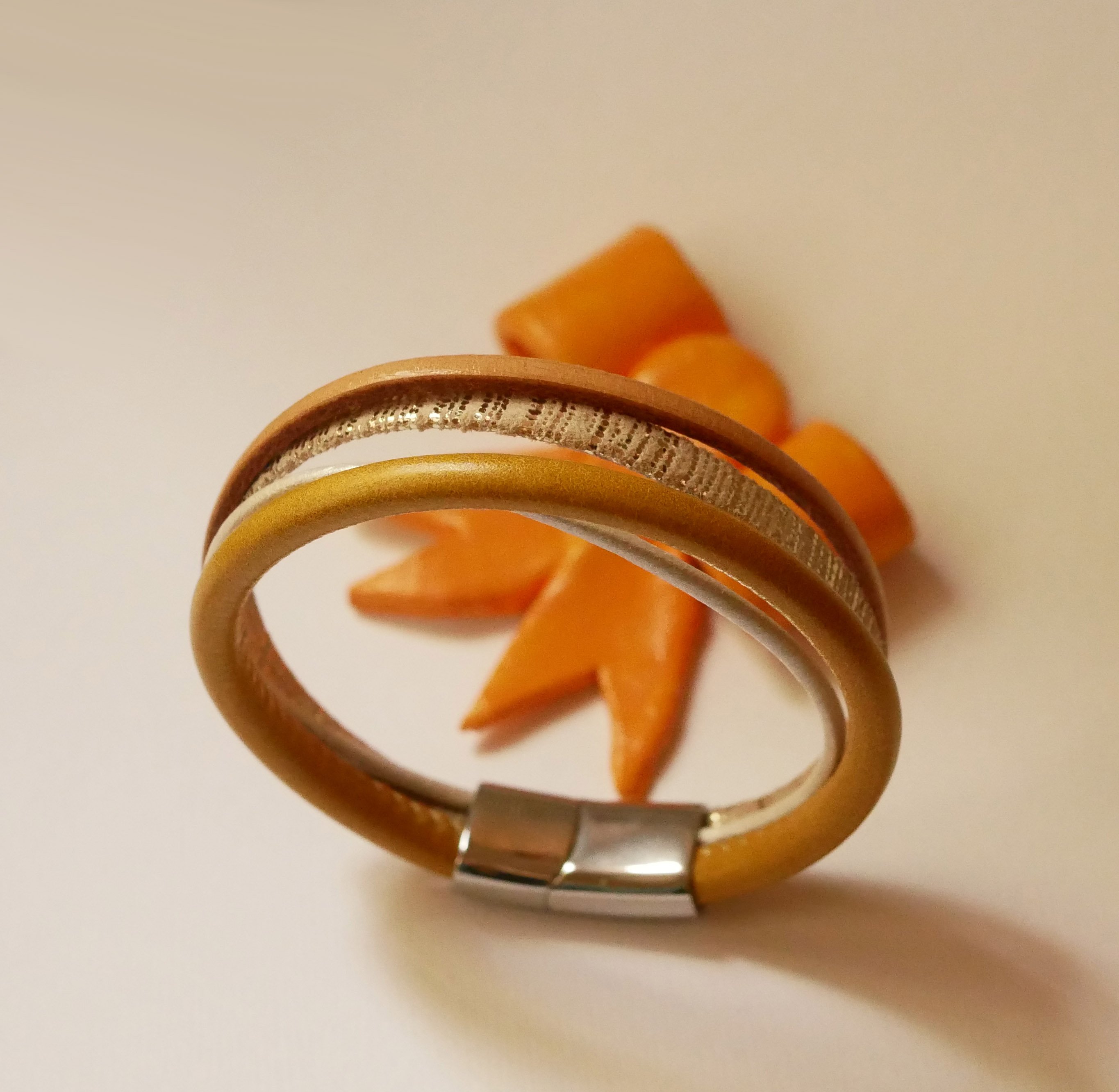 Beige en gouden manchetarmband van meervoudig leer