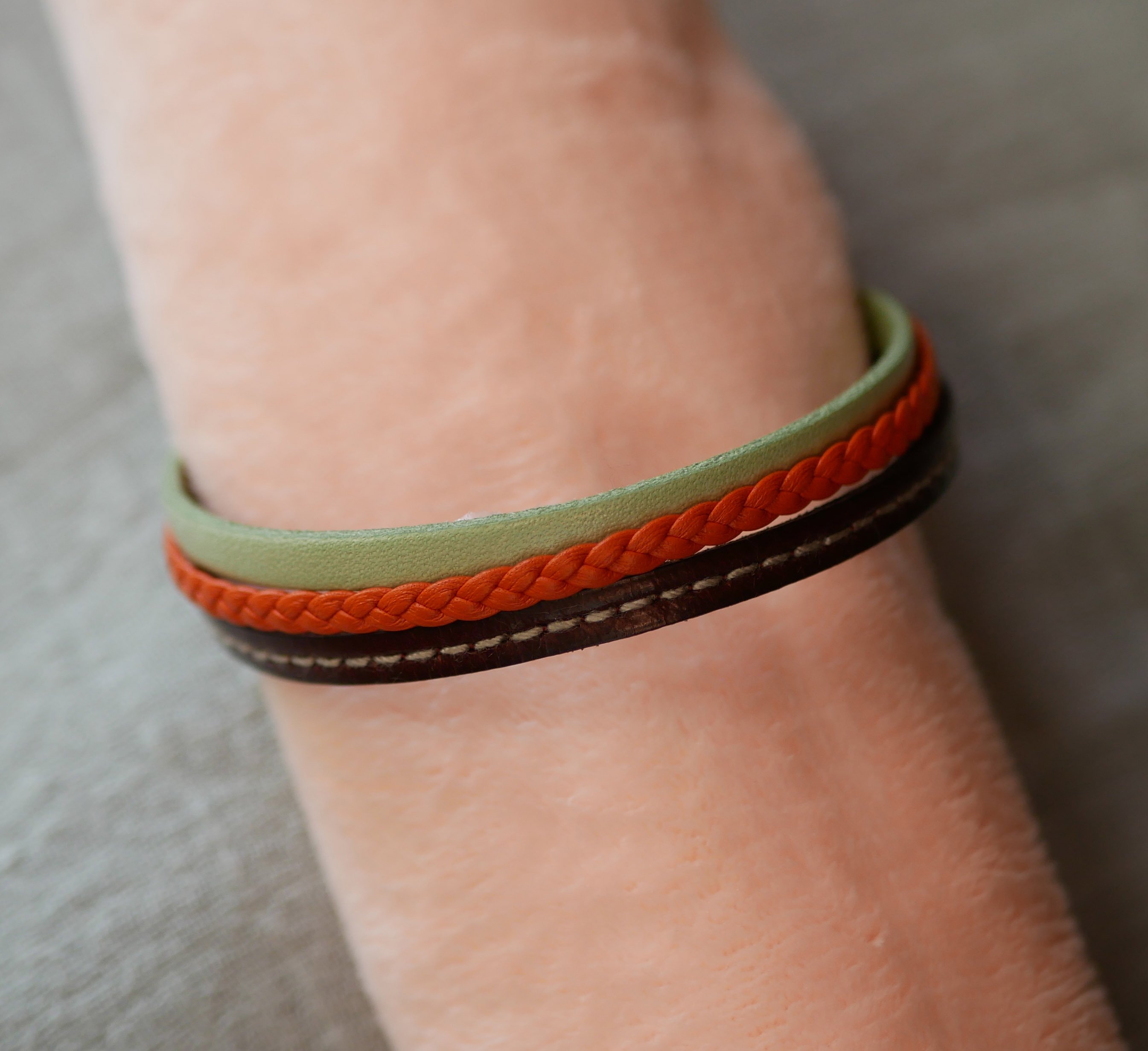Multileather manchetarmband met amandel, oranje vlecht en bordeaux stiksel