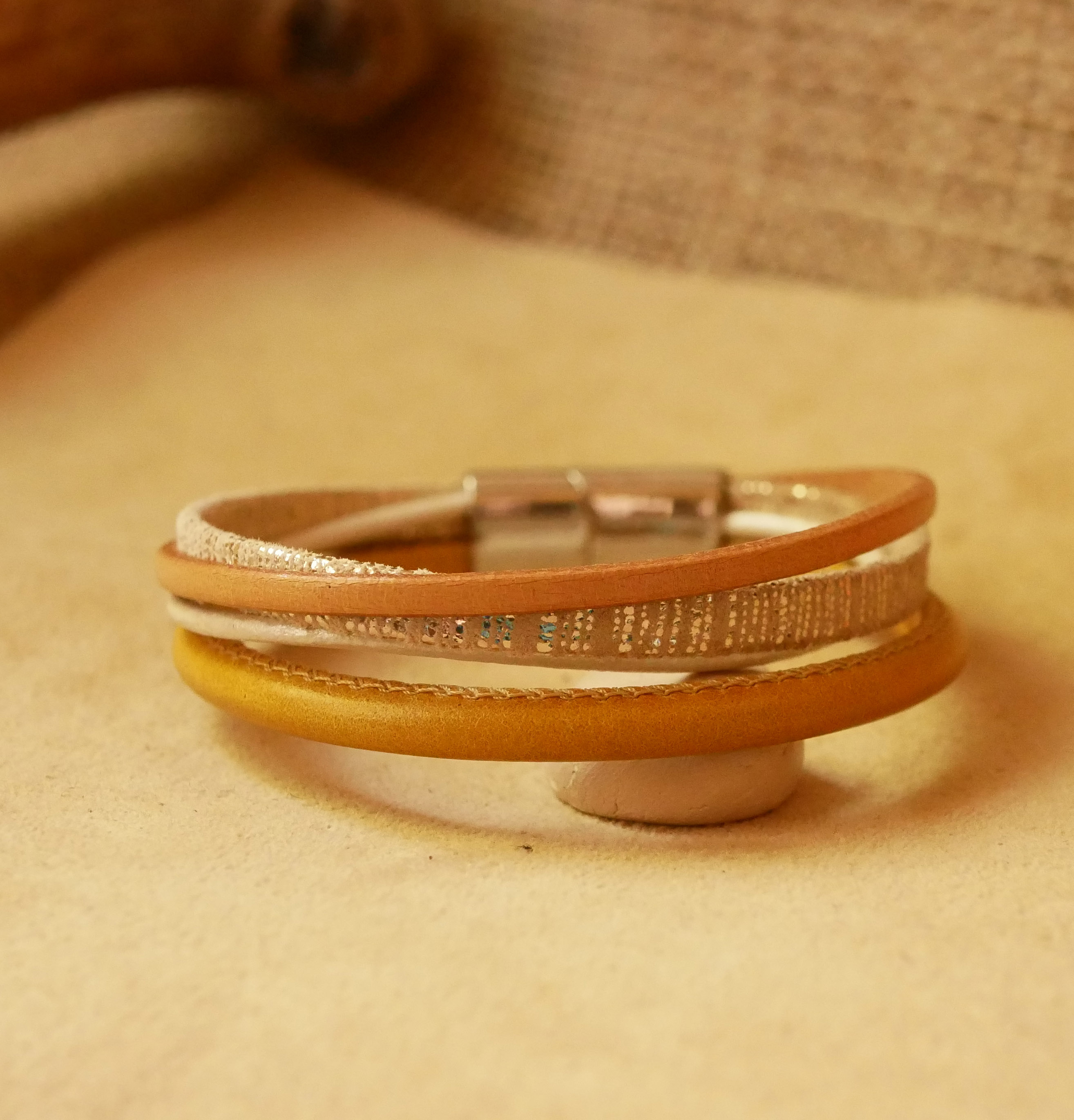 Beige en gouden manchetarmband van meervoudig leer