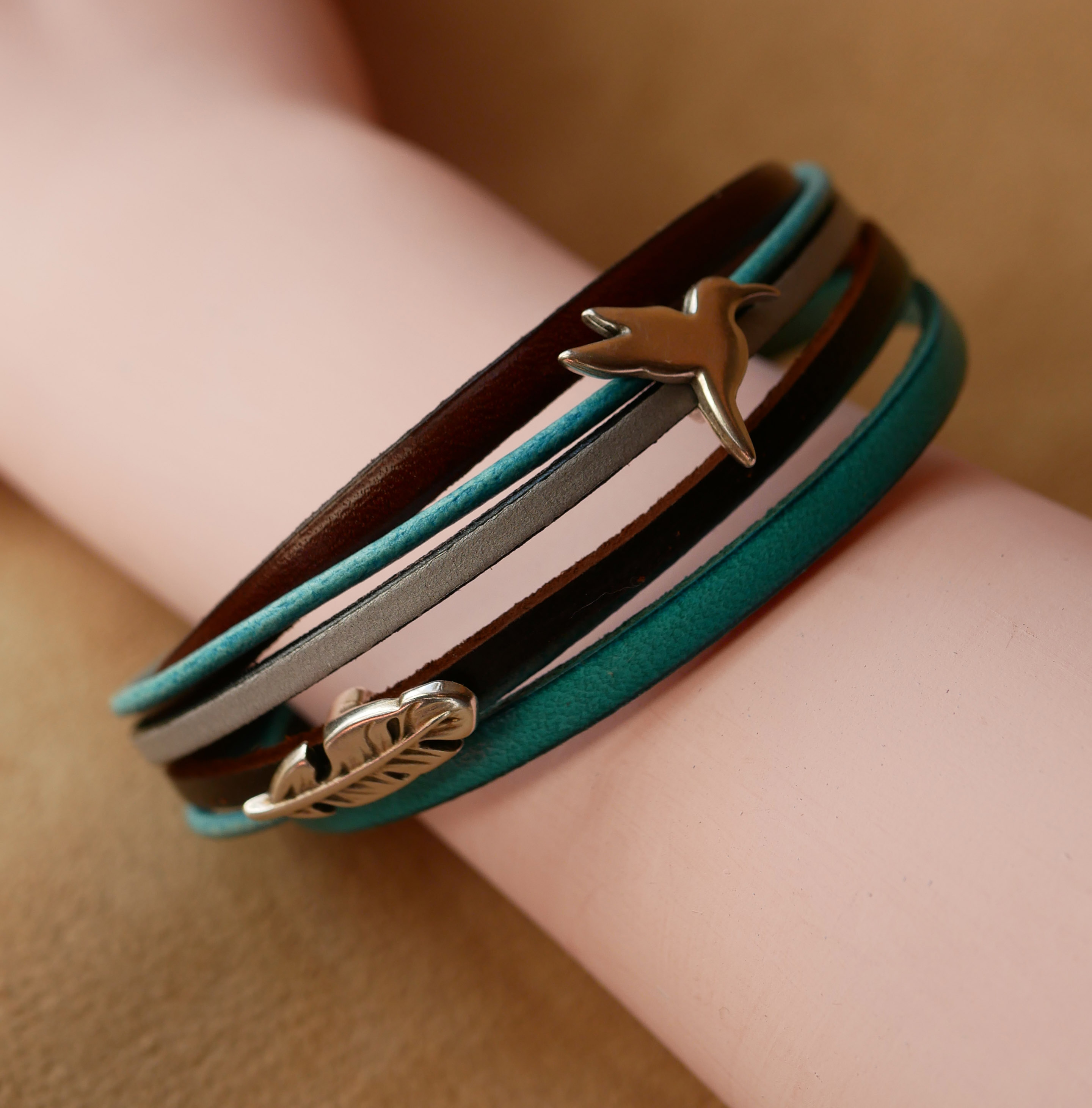 Turquoise en bruine manchet armband met 2 verzilverde lussen