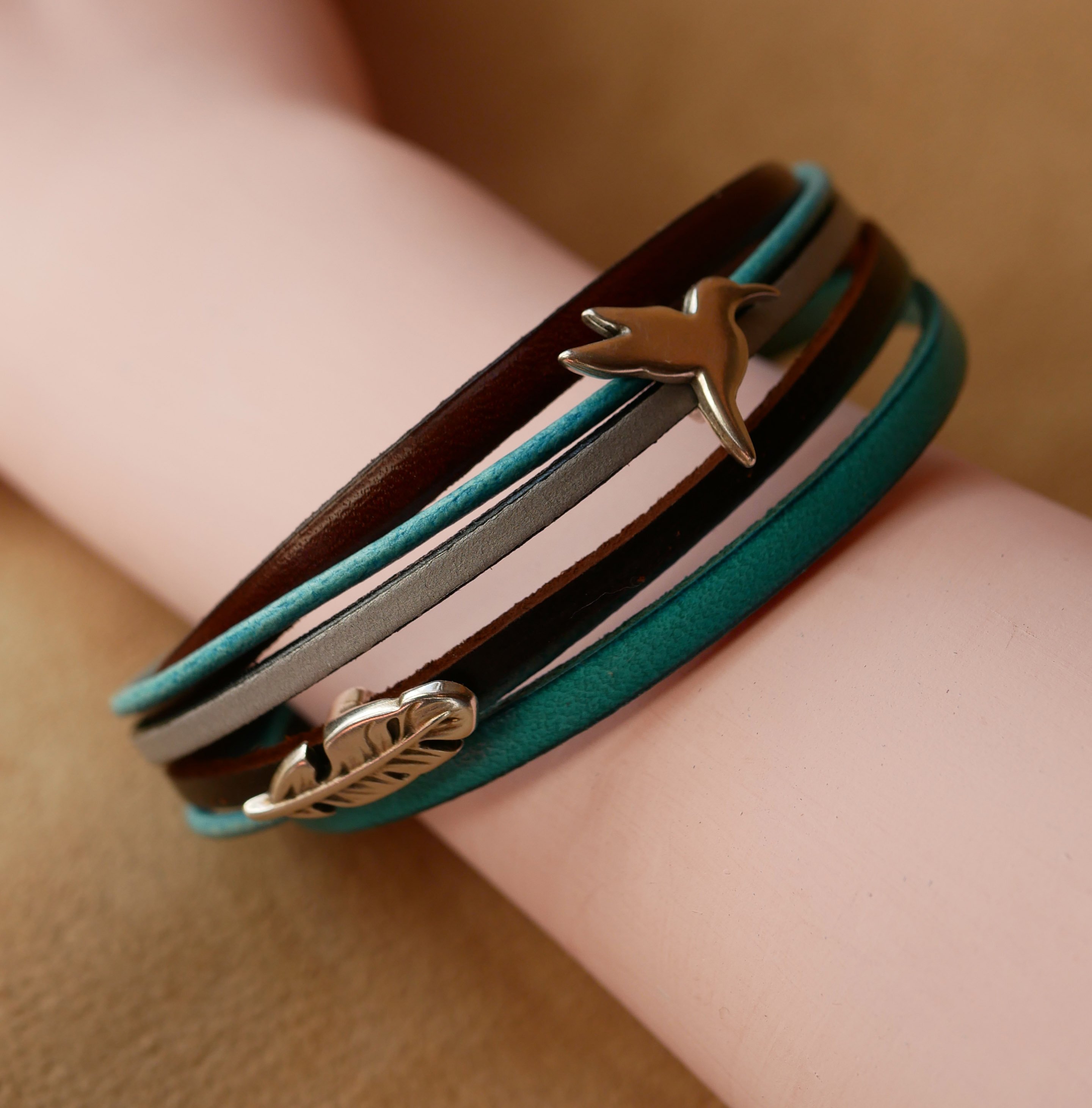 Turquoise en bruine manchet armband met 2 verzilverde lussen