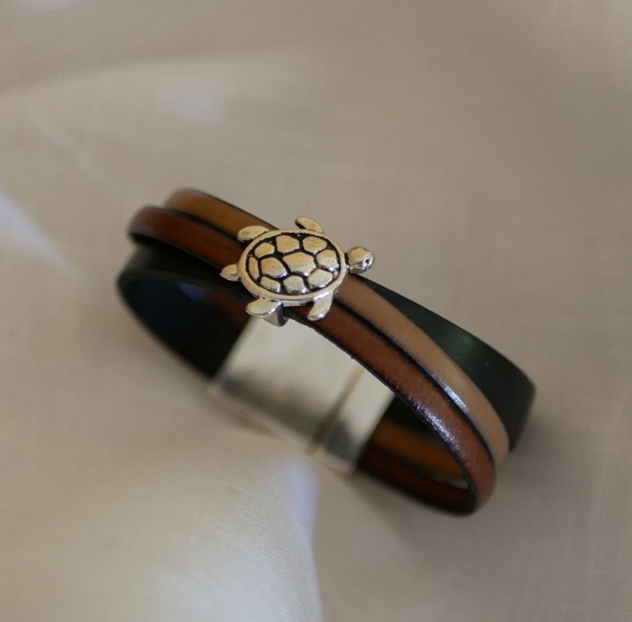 Multi lederen manchet armband met schildpad design en grote magnetische sluiting