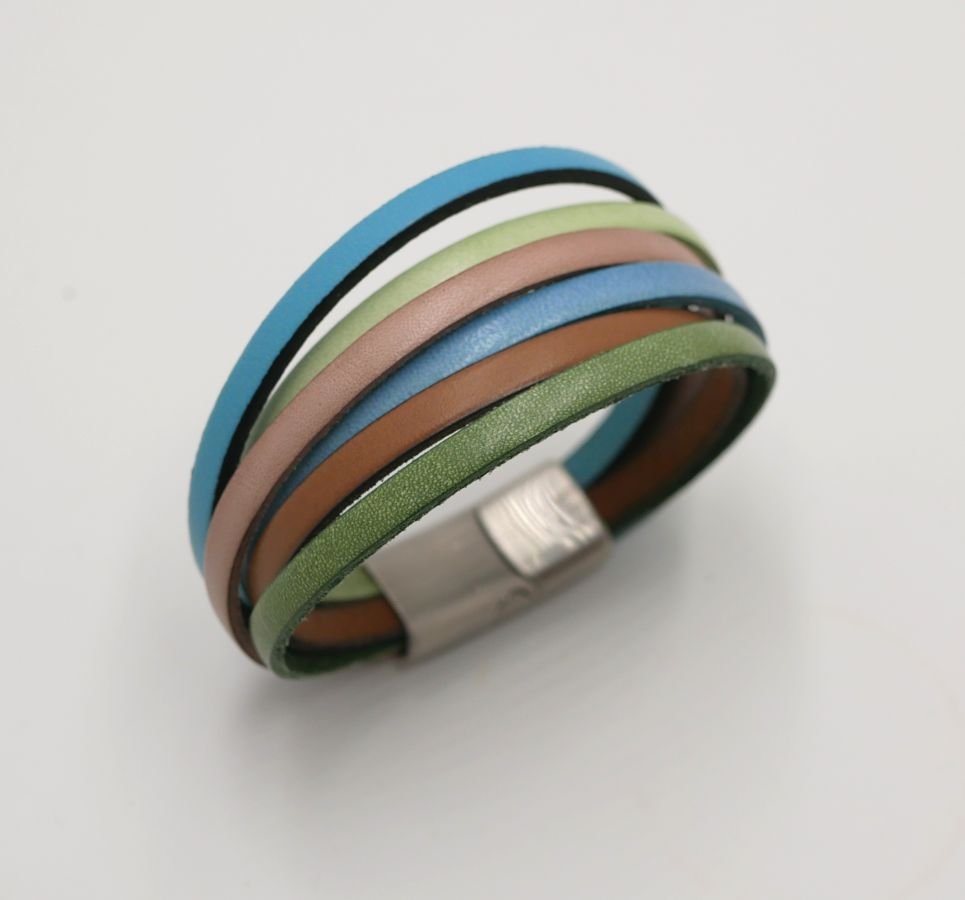 Multi-lederen manchetarmband in pastelkleuren