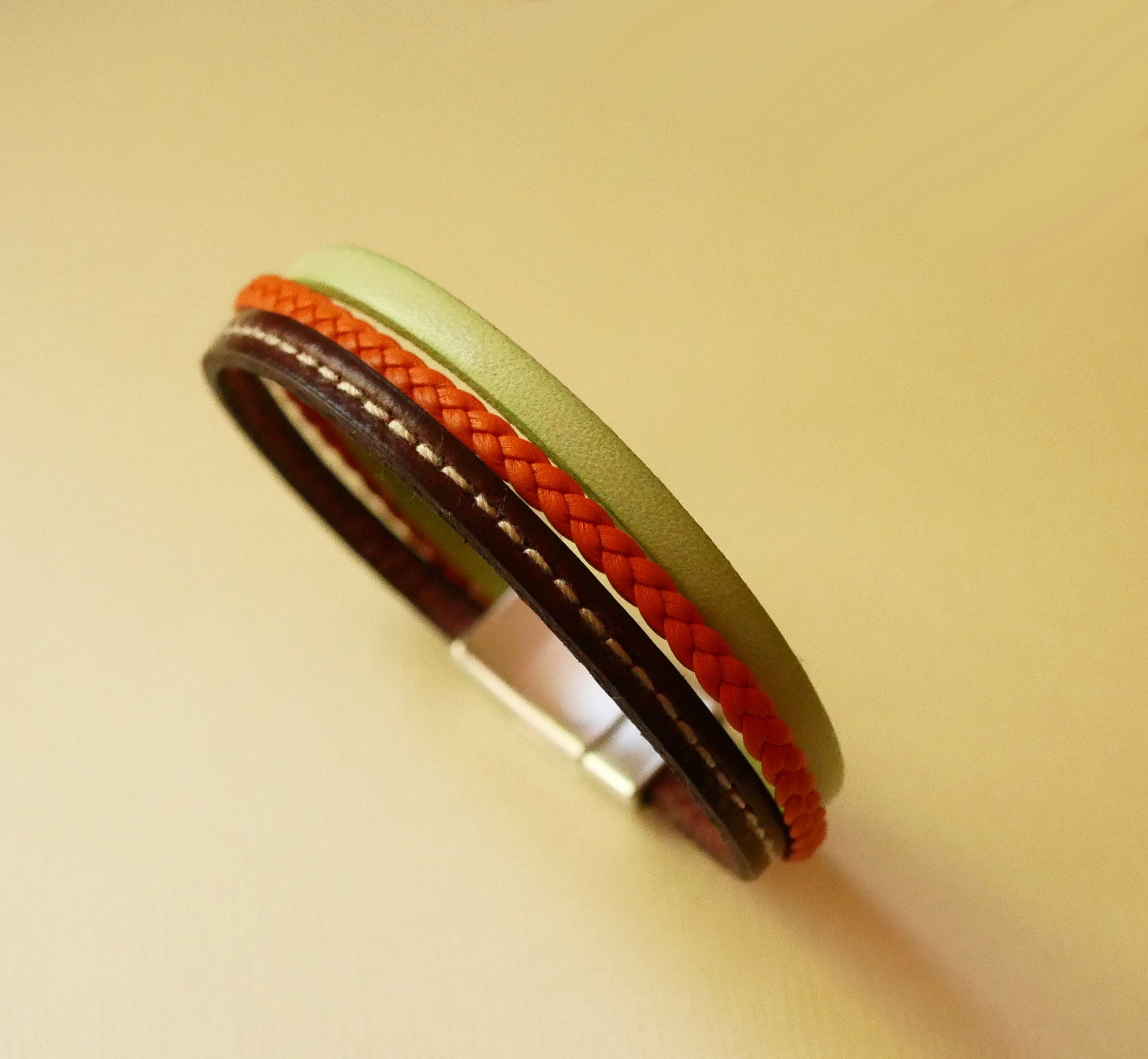 Multileather manchetarmband met amandel, oranje vlecht en bordeaux stiksel