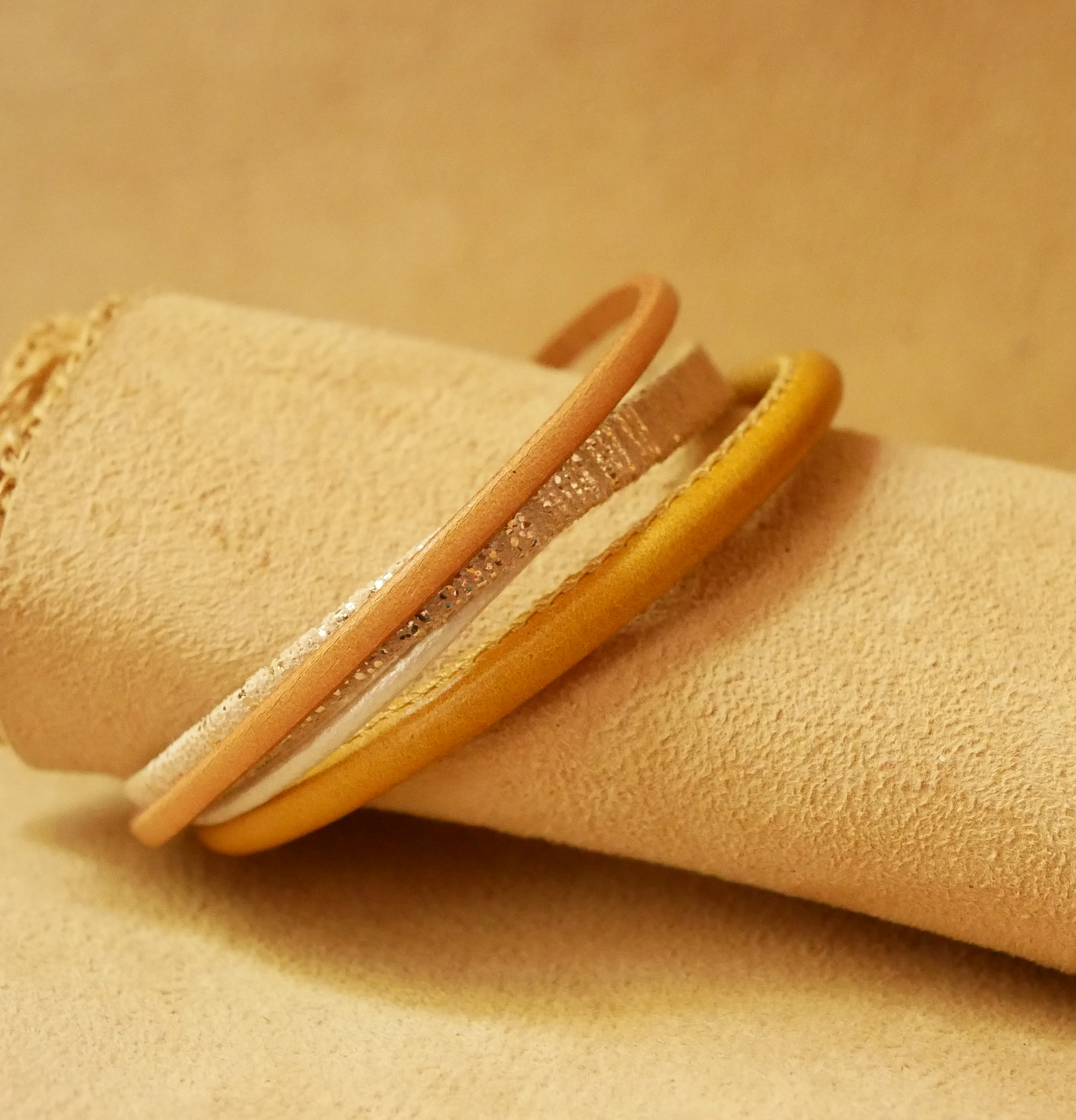 Beige en gouden manchetarmband van meervoudig leer