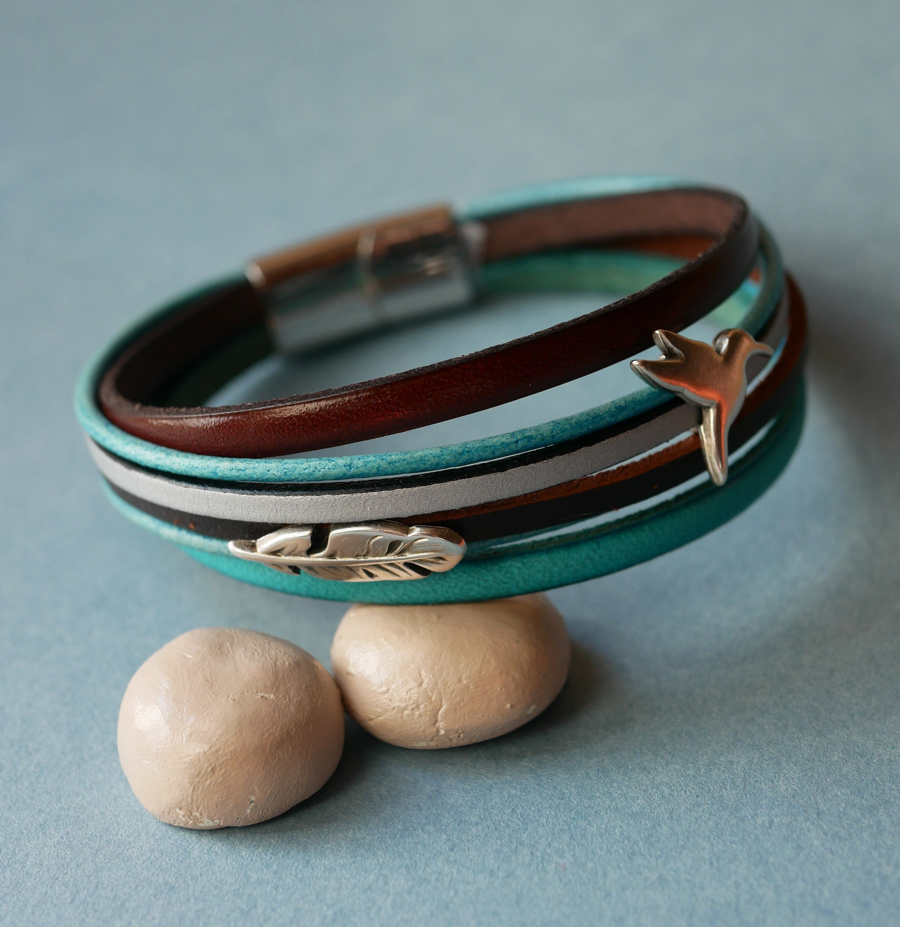 Turquoise en bruine manchet armband met 2 verzilverde lussen