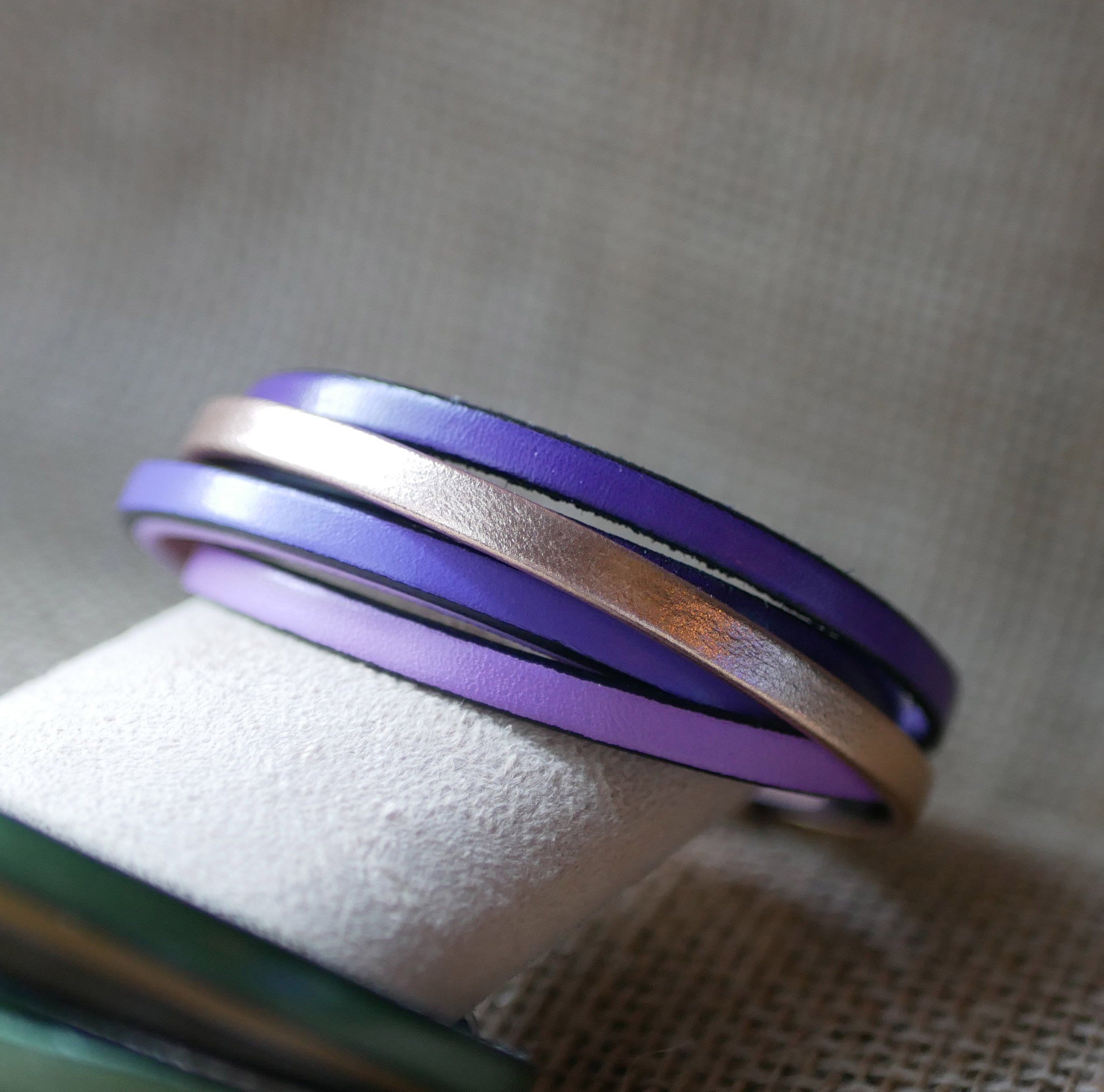 Multi-lederen manchetarmband in violet- en roségoudkleuren