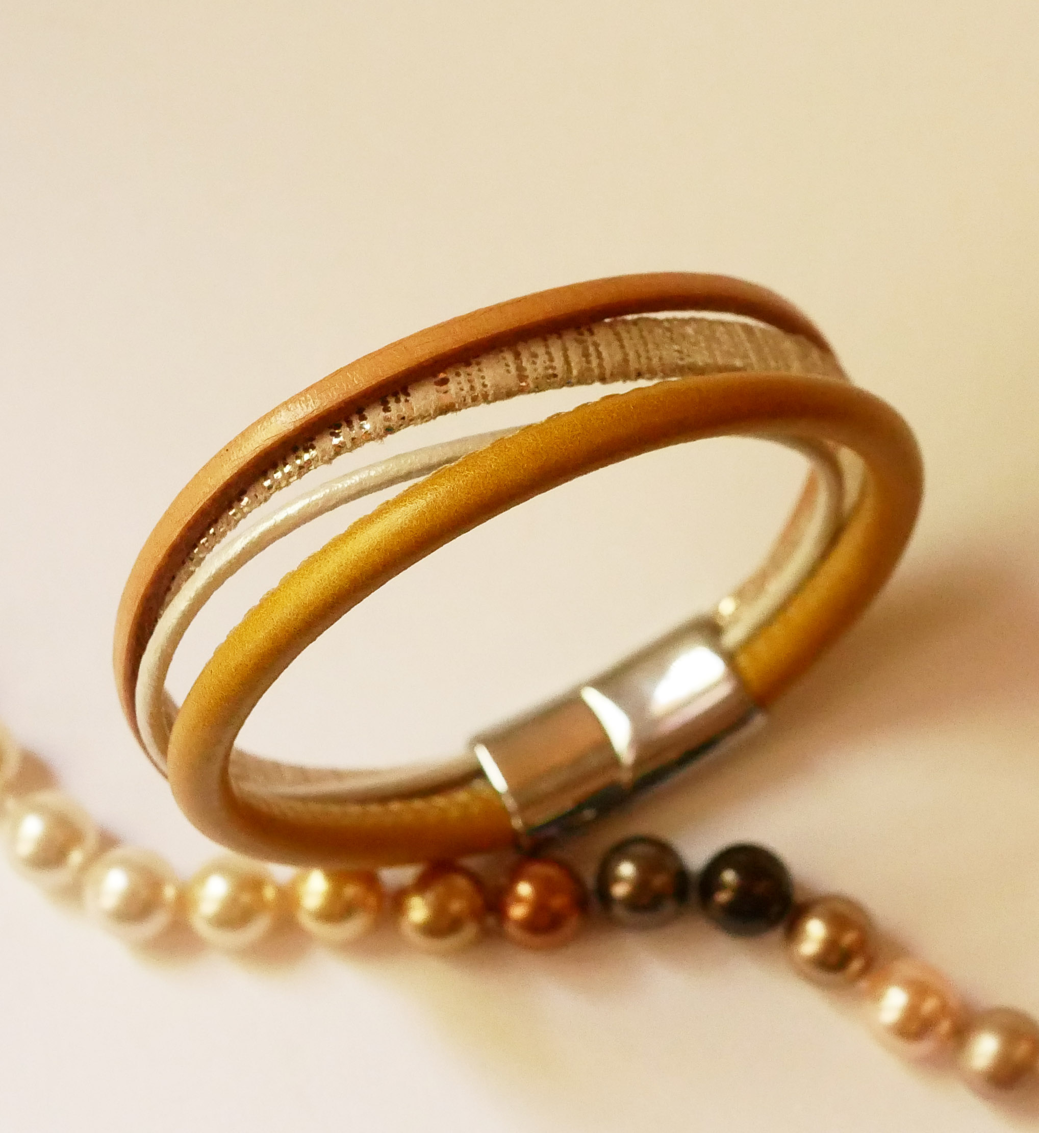 Beige en gouden manchetarmband van meervoudig leer