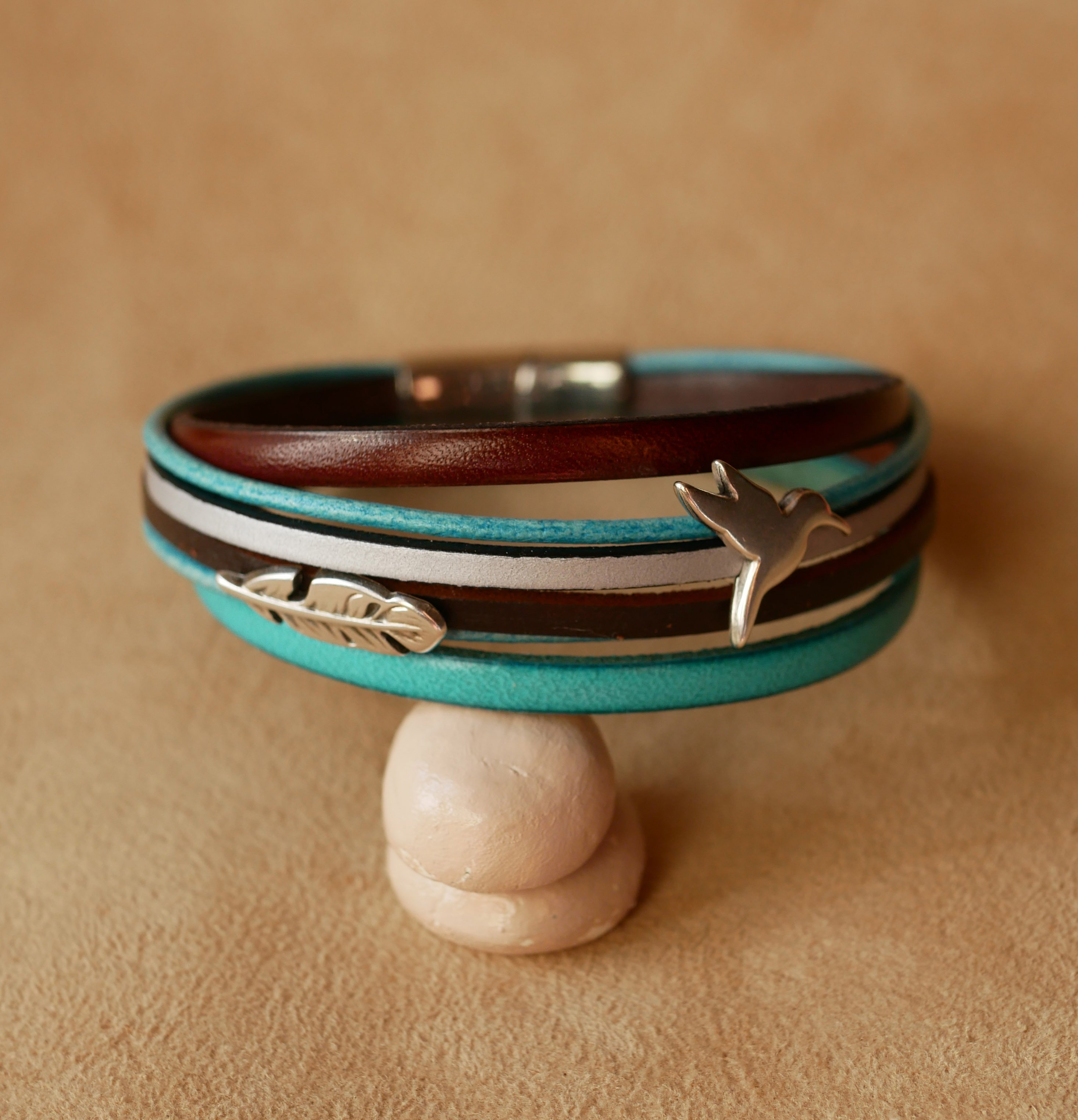 Turquoise en bruine manchet armband met 2 verzilverde lussen