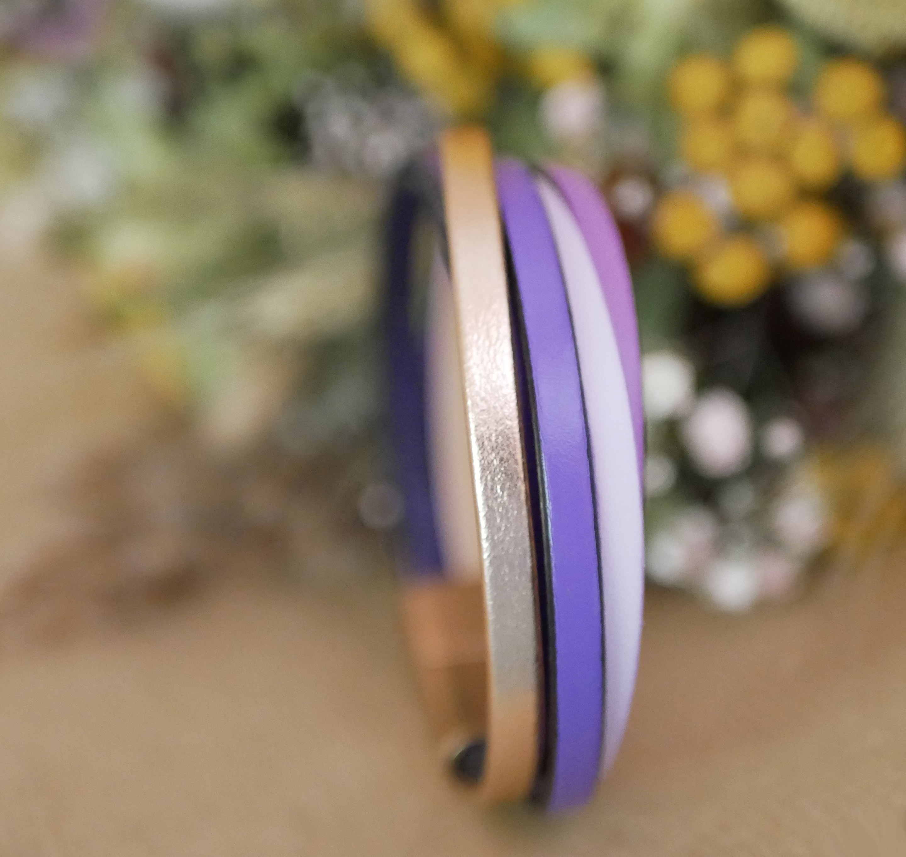 Multi-lederen manchetarmband in violet- en roségoudkleuren