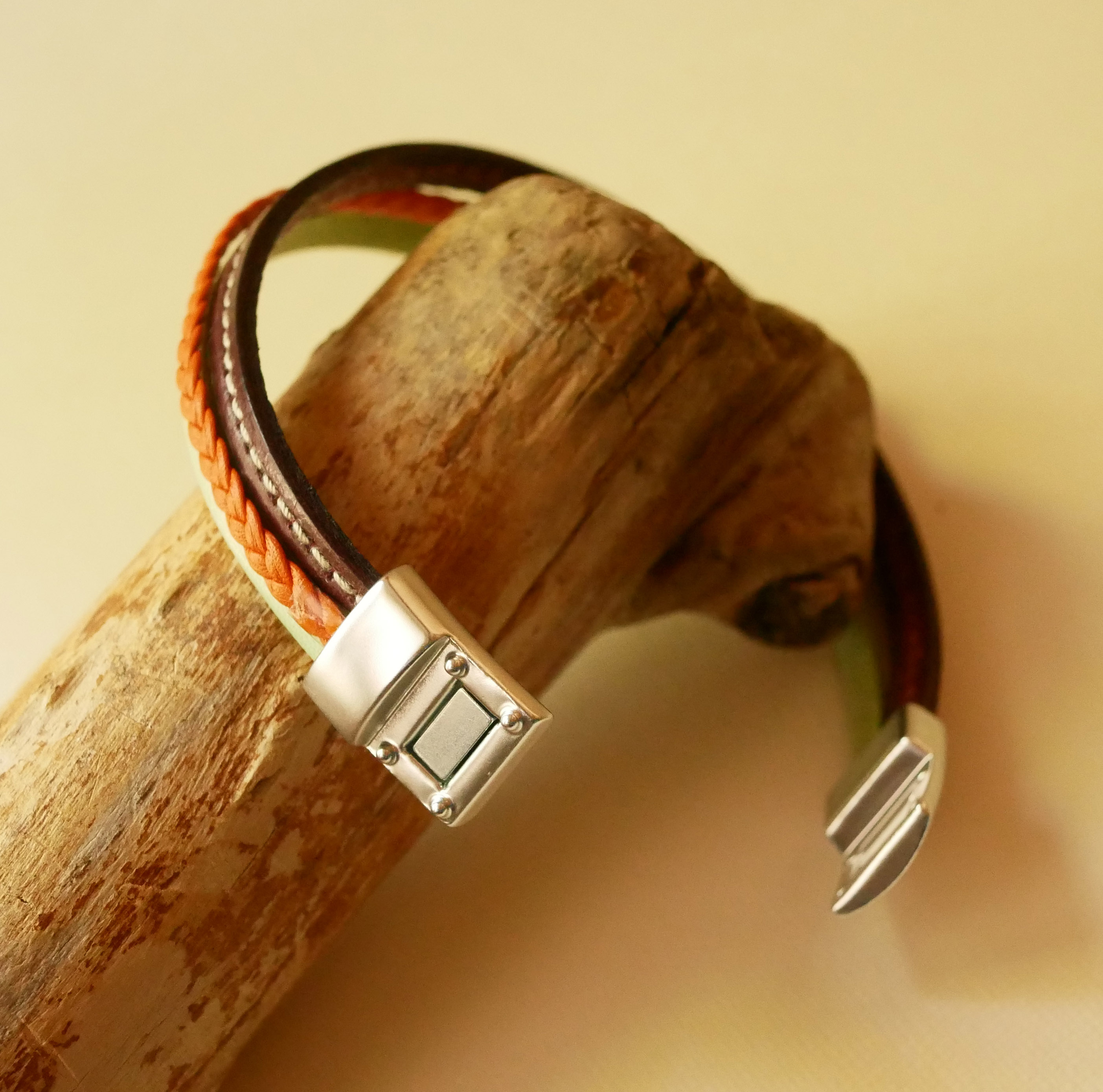 Multileather manchetarmband met amandel, oranje vlecht en bordeaux stiksel