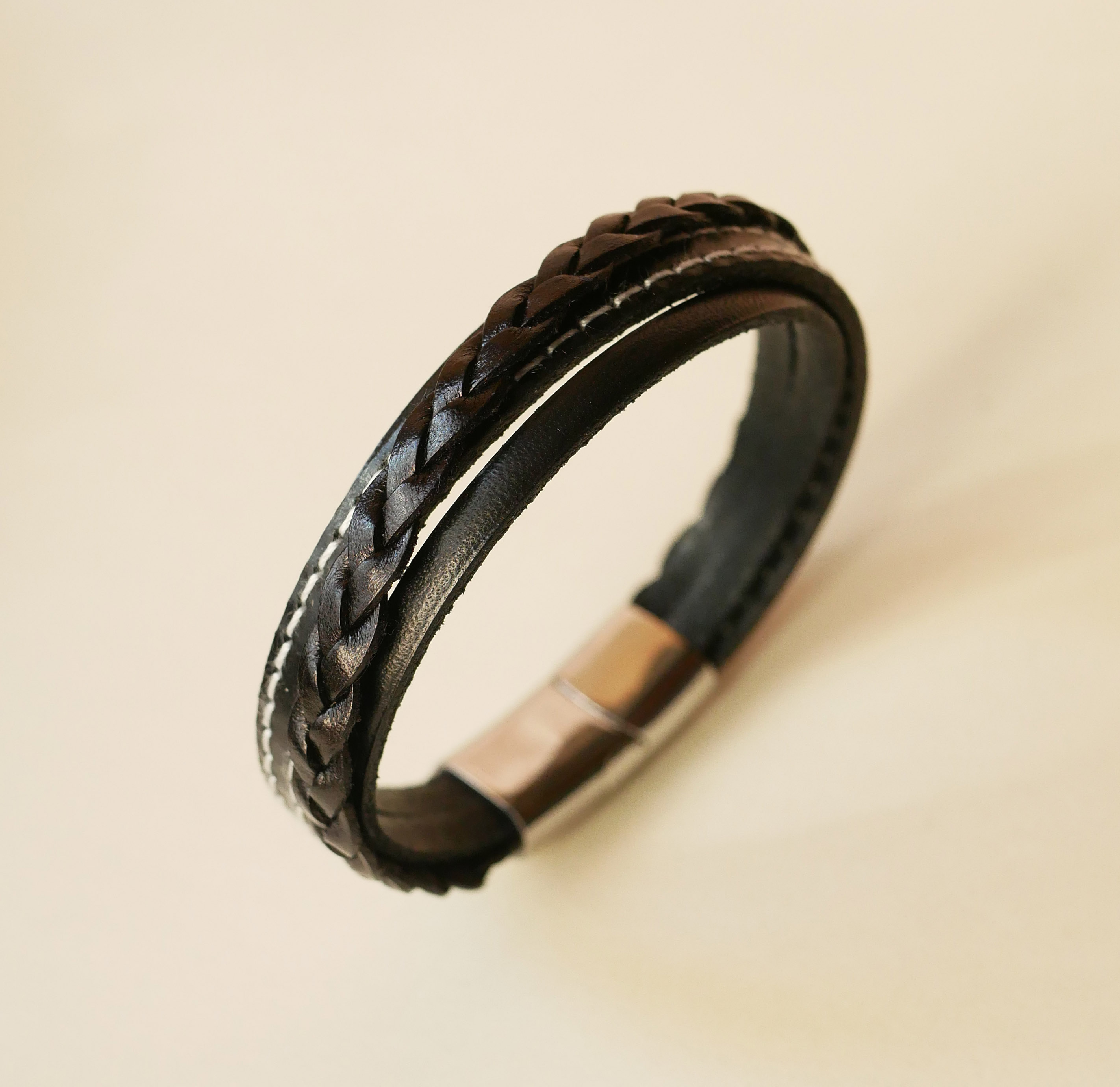 Mannenarmband met meerdere leren manchetten