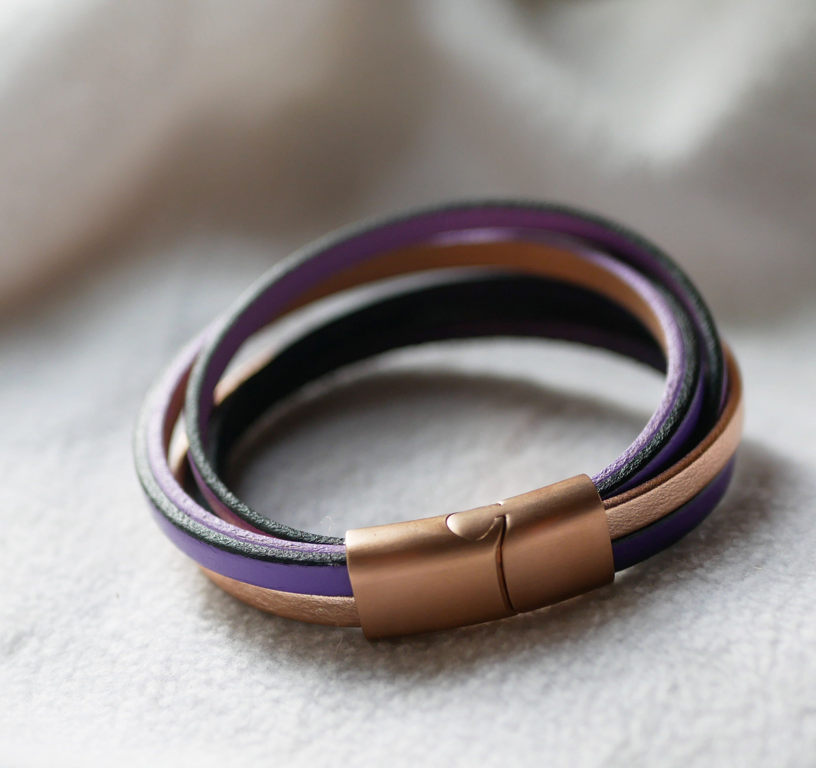 Multi-lederen manchetarmband in violet- en roségoudkleuren