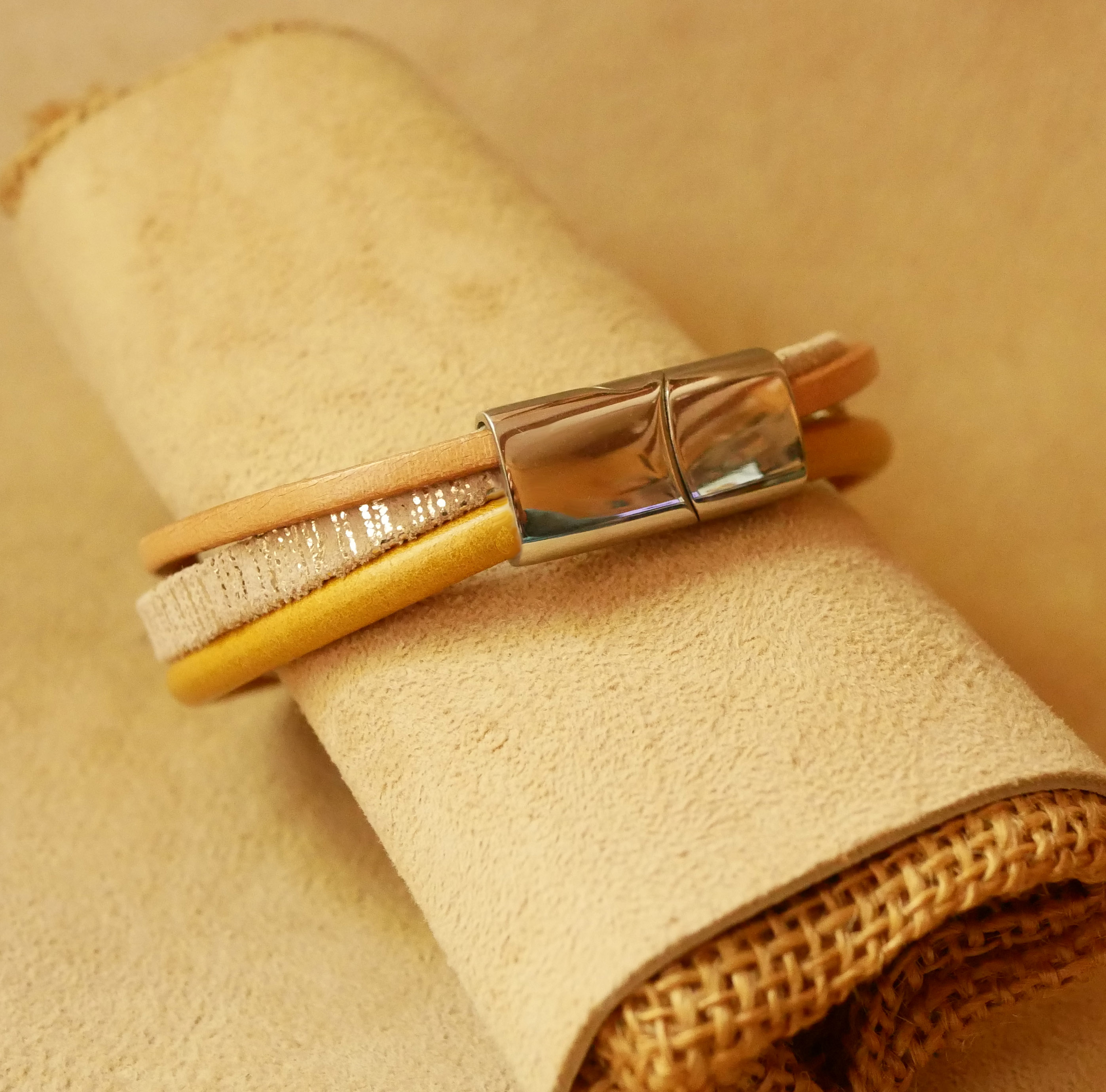 Beige en gouden manchetarmband van meervoudig leer