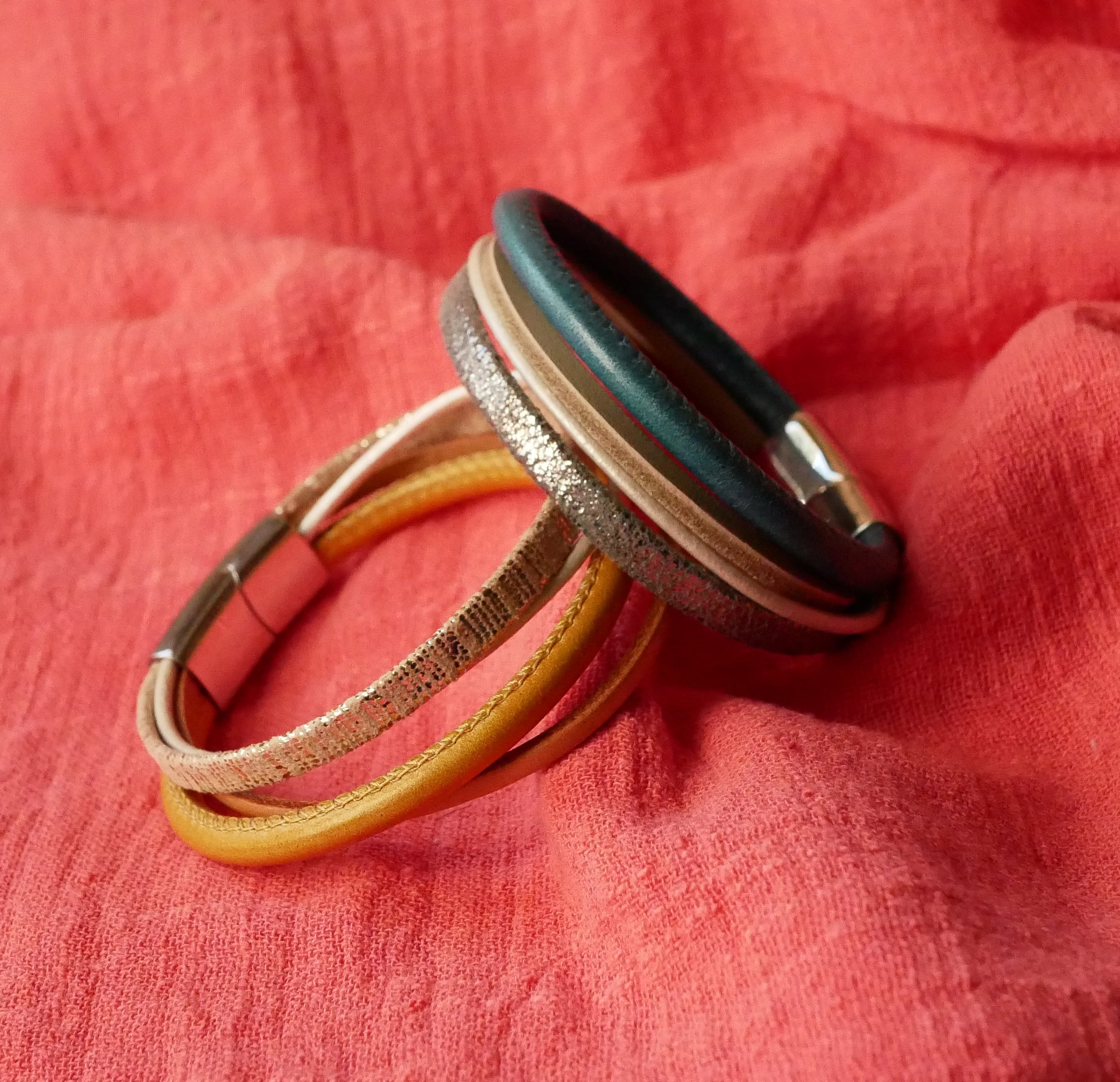 Blauwe en zilveren manchetarmband