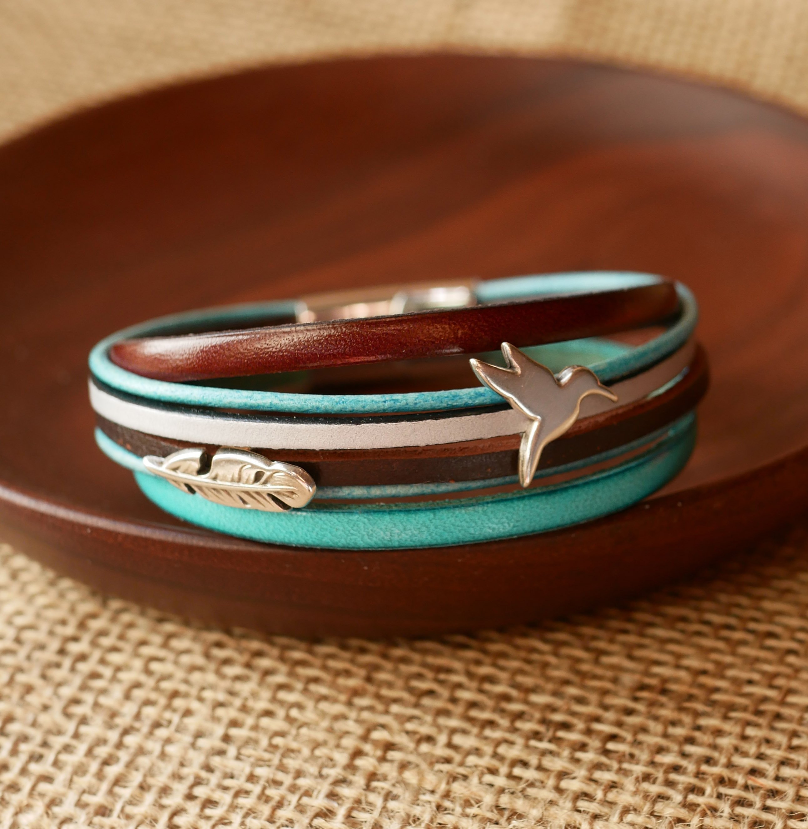 Turquoise en bruine manchet armband met 2 verzilverde lussen