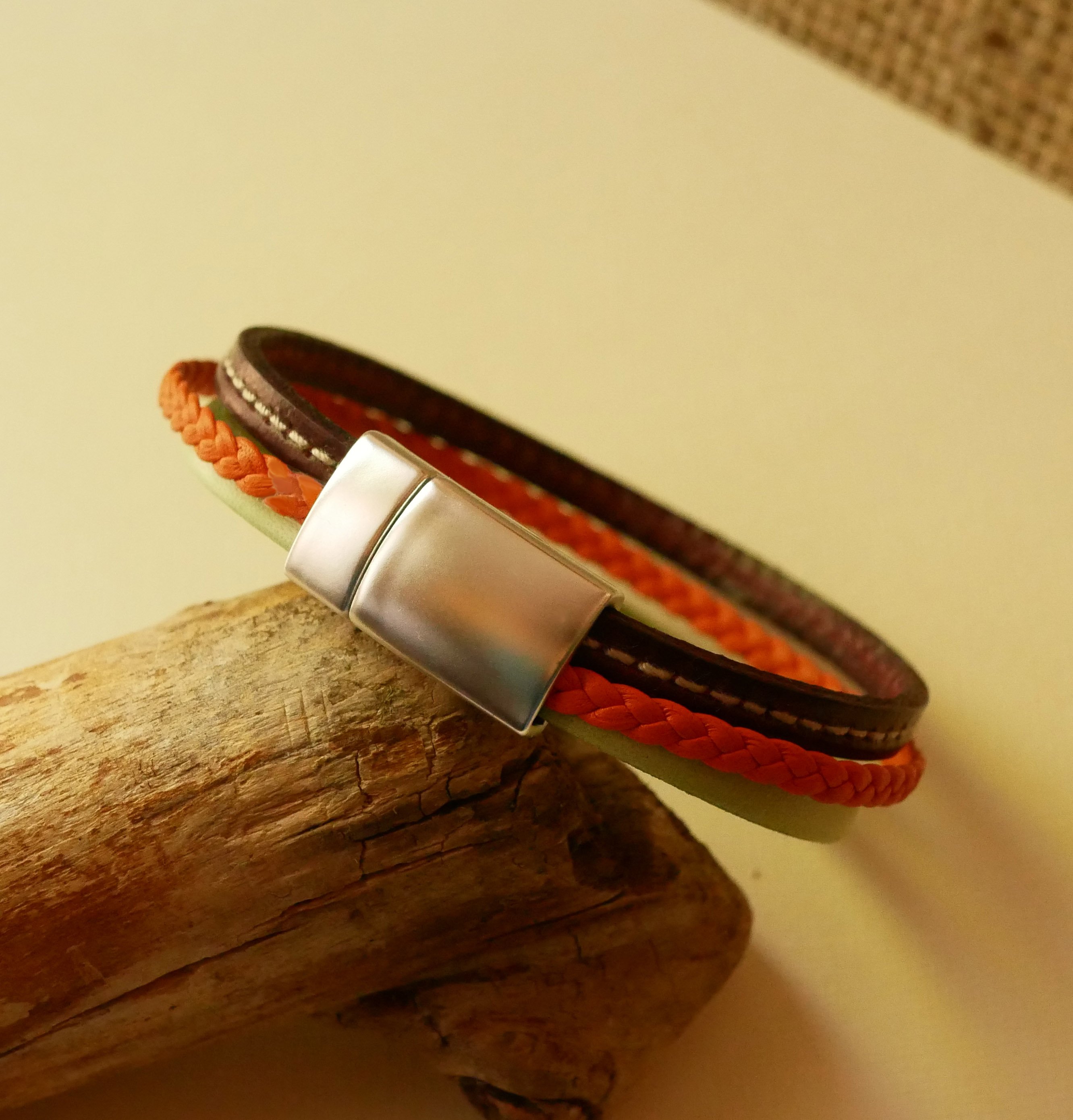 Multileather manchetarmband met amandel, oranje vlecht en bordeaux stiksel
