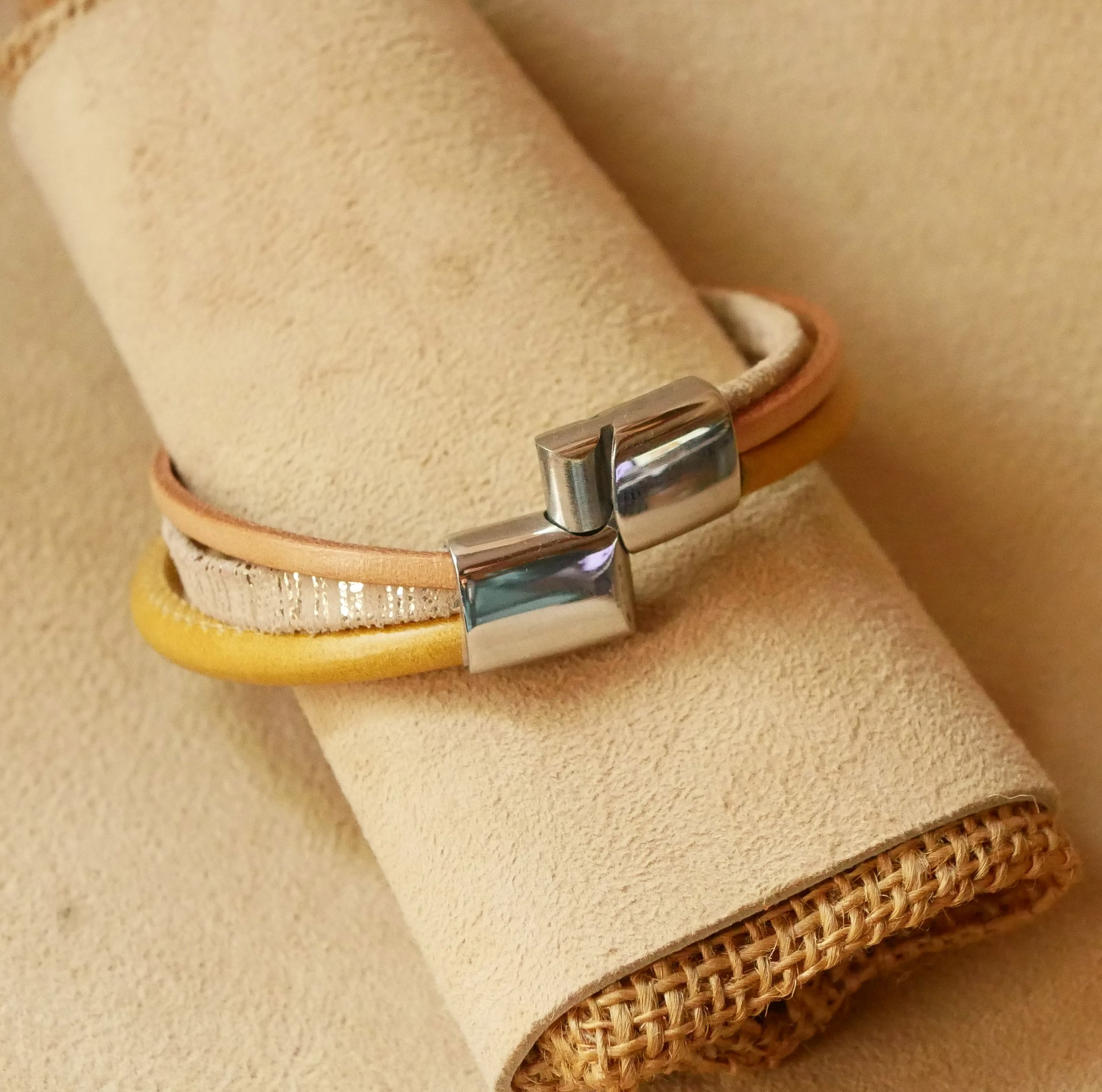 Beige en gouden manchetarmband van meervoudig leer