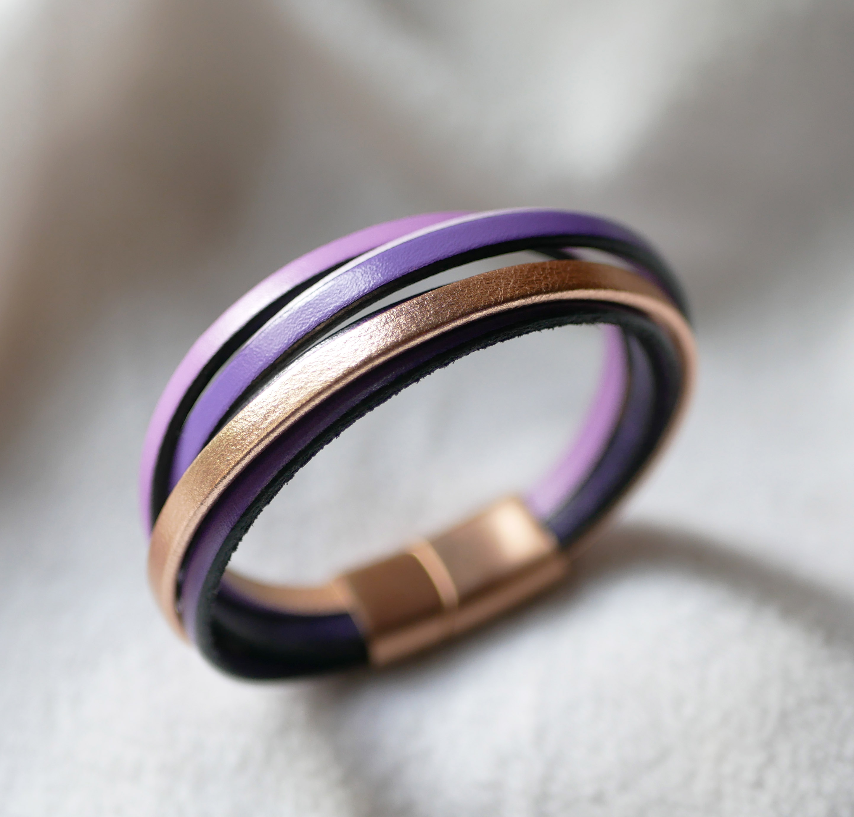 Multi-lederen manchetarmband in violet- en roségoudkleuren