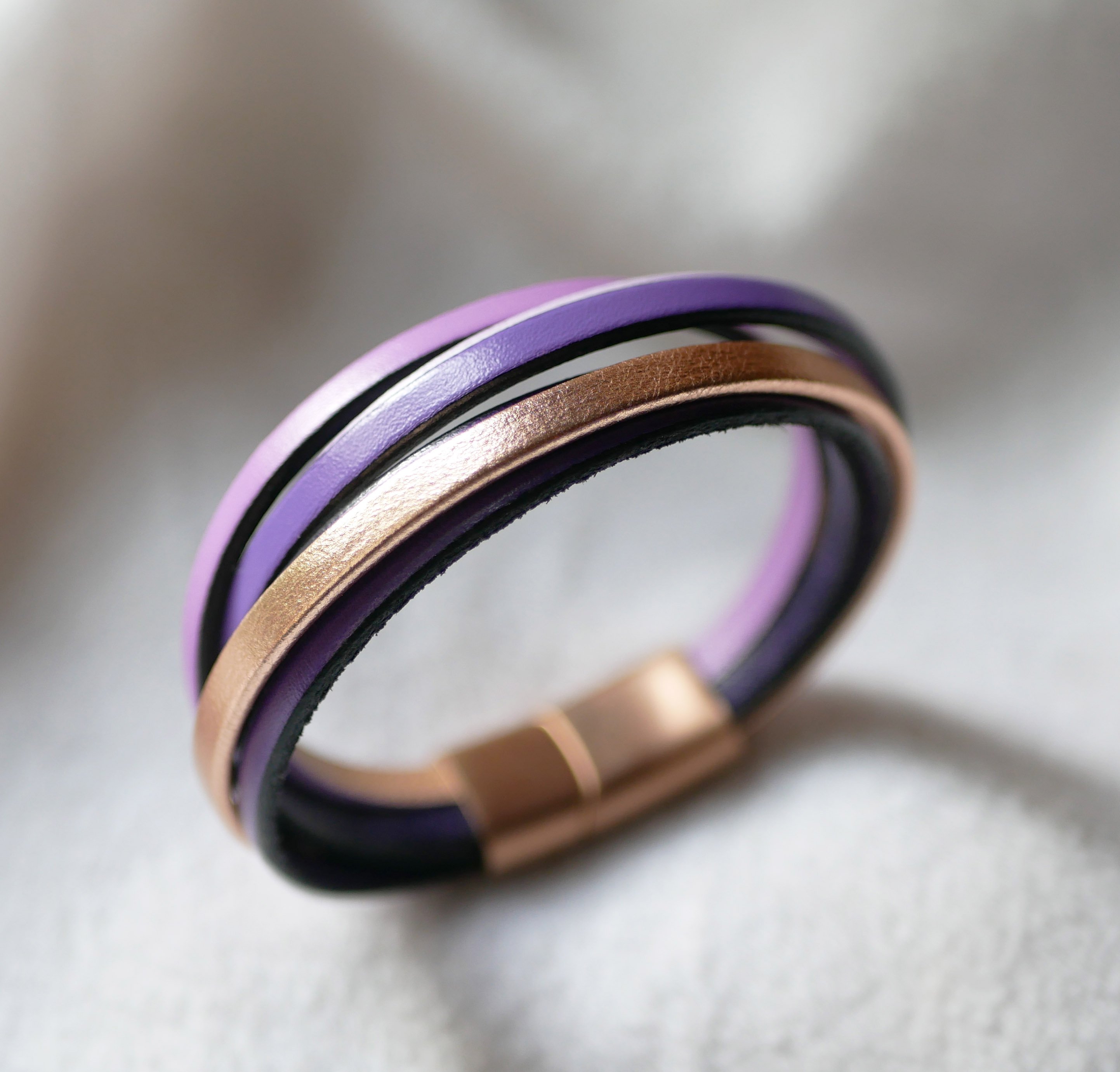 Multi-lederen manchetarmband in violet- en roségoudkleuren