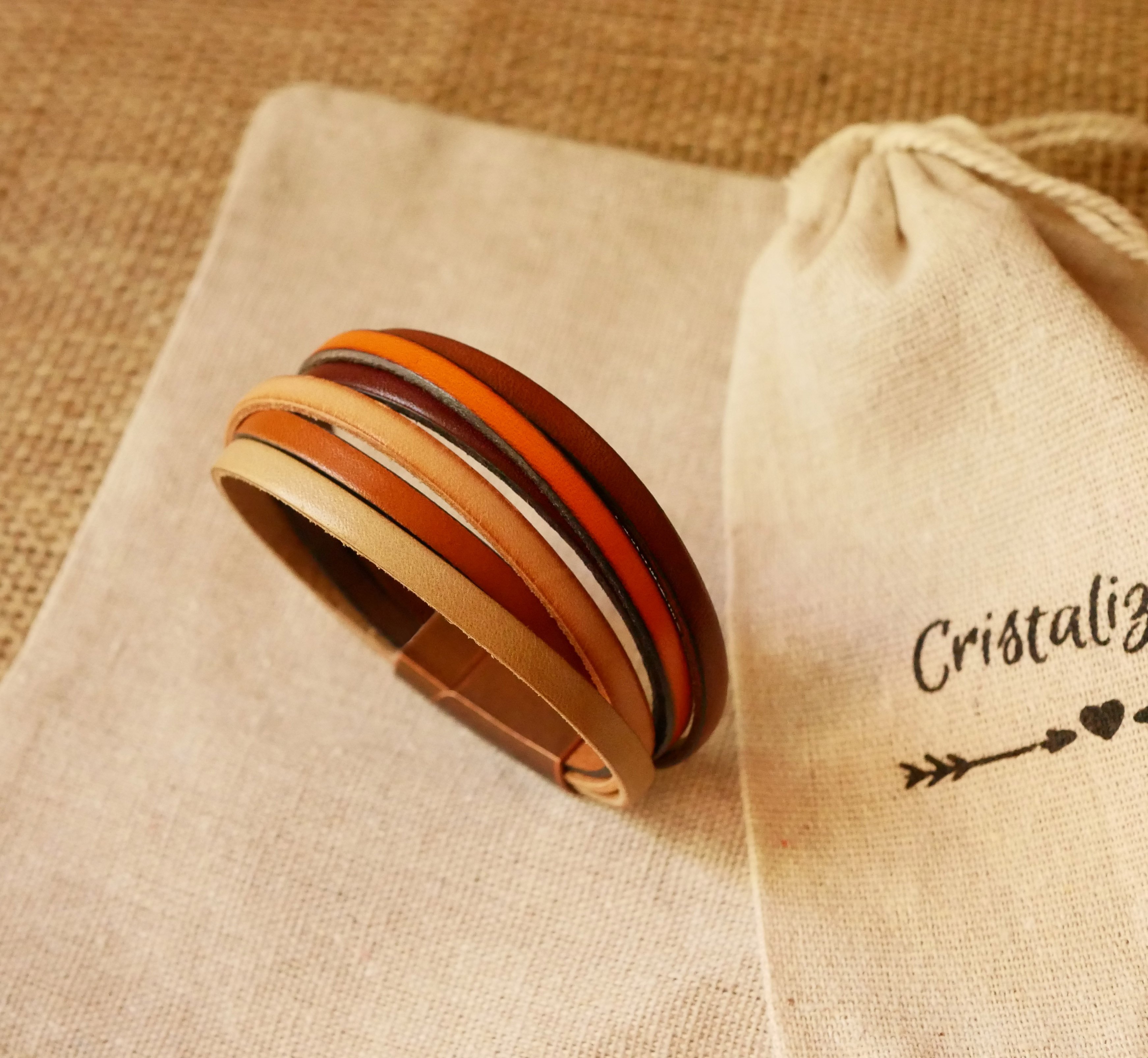 Okerkleurige manchetarmband van meervoudig leer